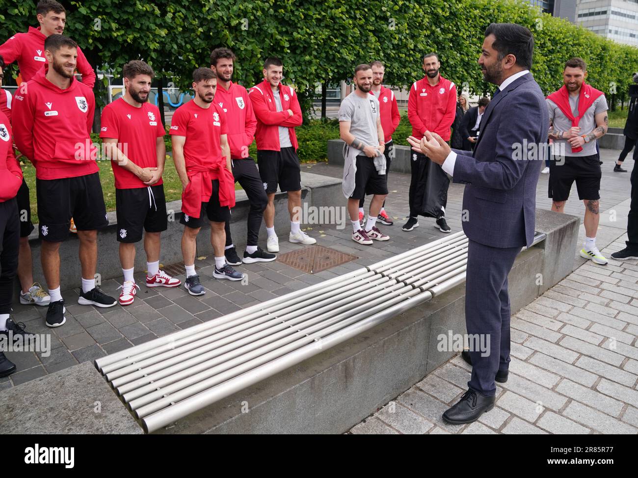 Le premier ministre Humza Yousaf rencontre l'équipe de football de Géorgie lors d'une rencontre par hasard au Broomielaw à Glasgow. La Géorgie joue l'Ecosse demain soir dans un match éligible à l'Euro 2024. Date de la photo: Lundi 19 juin 2023. Banque D'Images