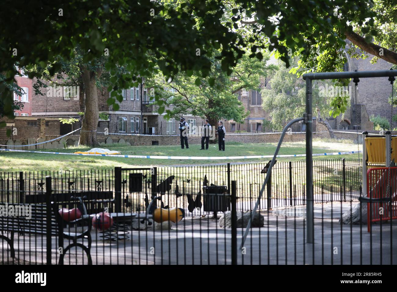 Londres, Royaume-Uni. 19th juin 2023. La police assiste à la scène où un garçon de 17 ans a été poignardé à mort à Paddington Green, dans l'ouest de Londres. Crédit photo: Ben Cawthra/Sipa USA crédit: SIPA USA/Alay Live News Banque D'Images