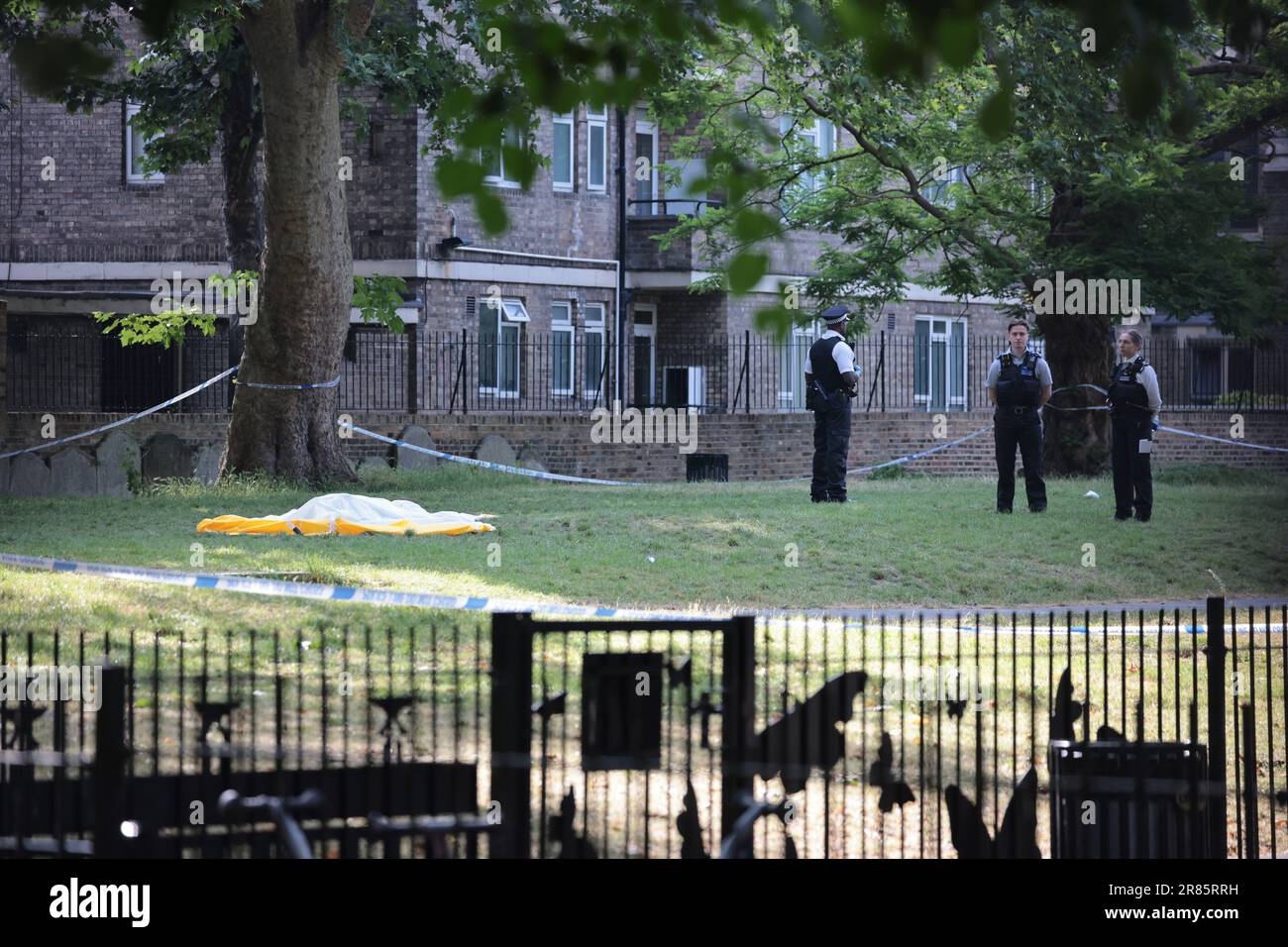 Londres, Royaume-Uni. 19th juin 2023. La police assiste à la scène où un garçon de 17 ans a été poignardé à mort à Paddington Green, dans l'ouest de Londres. Crédit photo: Ben Cawthra/Sipa USA crédit: SIPA USA/Alay Live News Banque D'Images