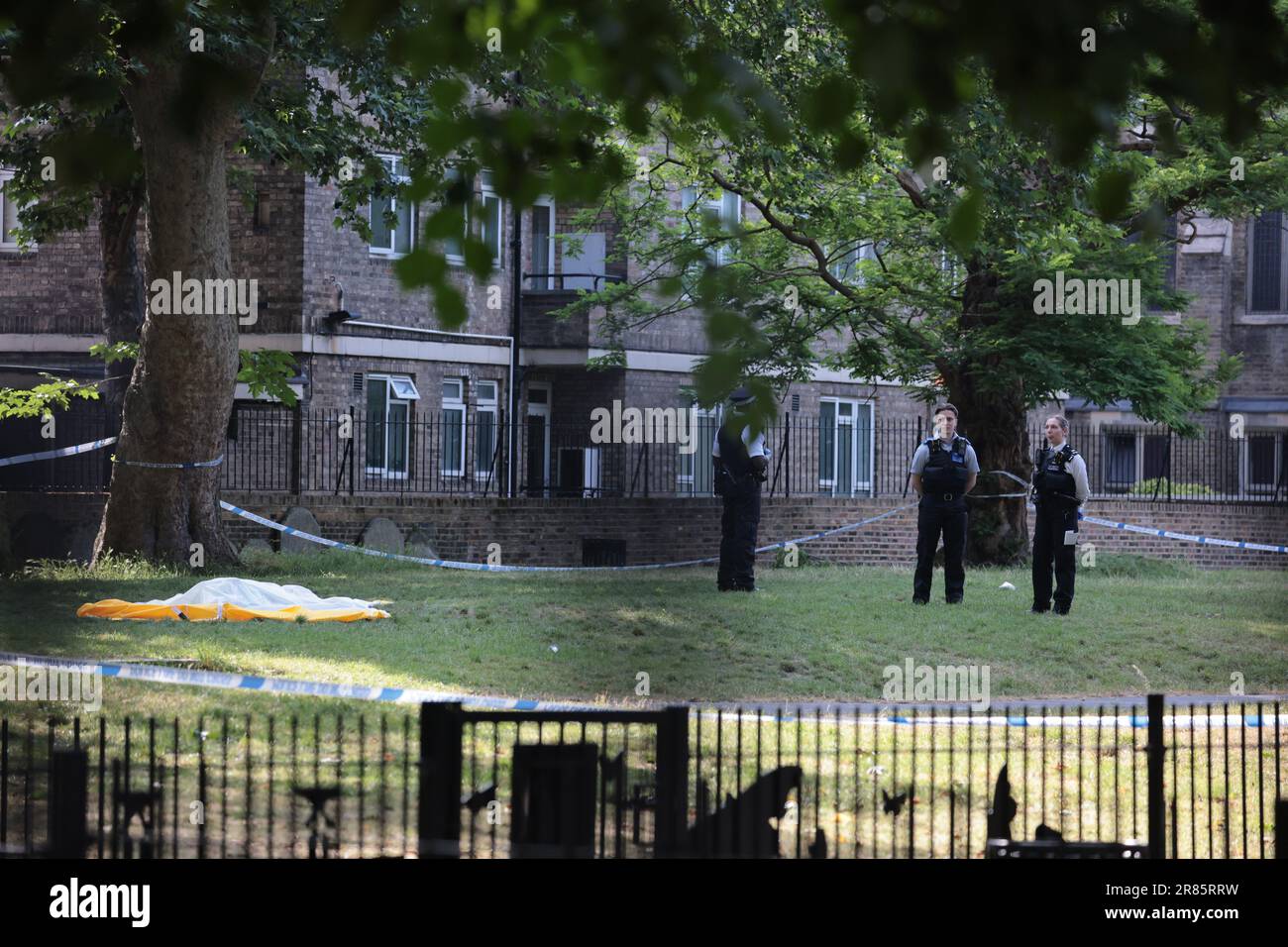 Londres, Royaume-Uni. 19th juin 2023. La police assiste à la scène où un garçon de 17 ans a été poignardé à mort à Paddington Green, dans l'ouest de Londres. Crédit photo: Ben Cawthra/Sipa USA crédit: SIPA USA/Alay Live News Banque D'Images
