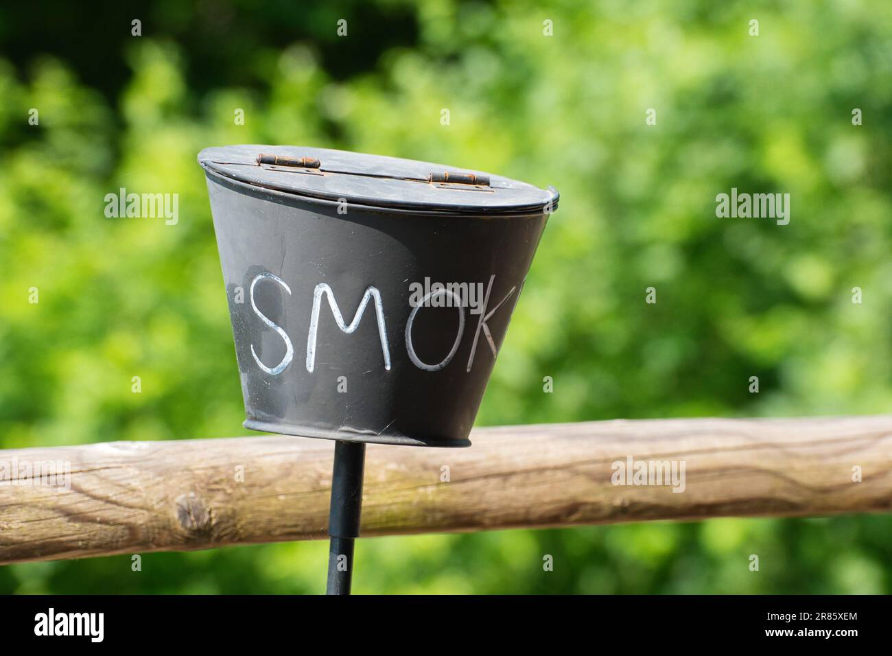 Un cendrier fait main avec l'inscription fumée Banque D'Images