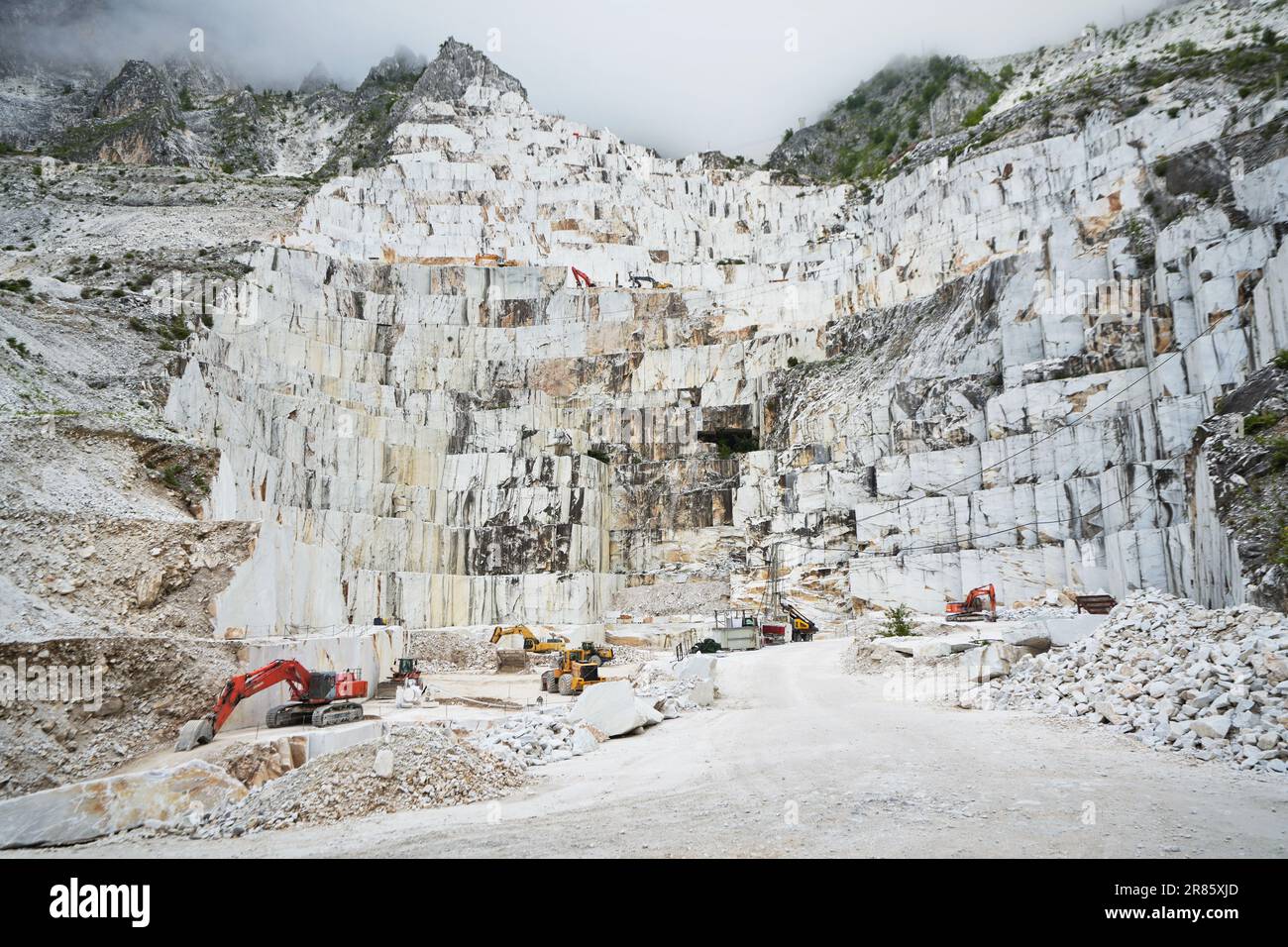 CARRARA, ITALIE - 10 juin 2023 : vue sur le site industriel de la carrière de marbre de Carrara Banque D'Images