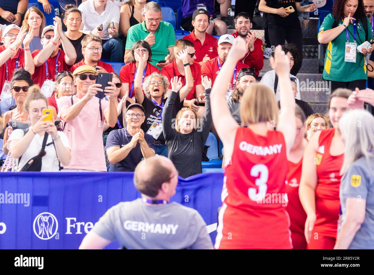 Berlin, Allemagne. 19th juin 2023. Sports handicapés : Jeux olympiques spéciaux, Jeux du monde, basket-ball 3x3, femmes, classification, Fontaine de Neptune: Les joueurs de basket-ball de l'équipe Allemagne sont applaudi après la victoire. Credit: Christoph Soeder/dpa/Alay Live News Banque D'Images