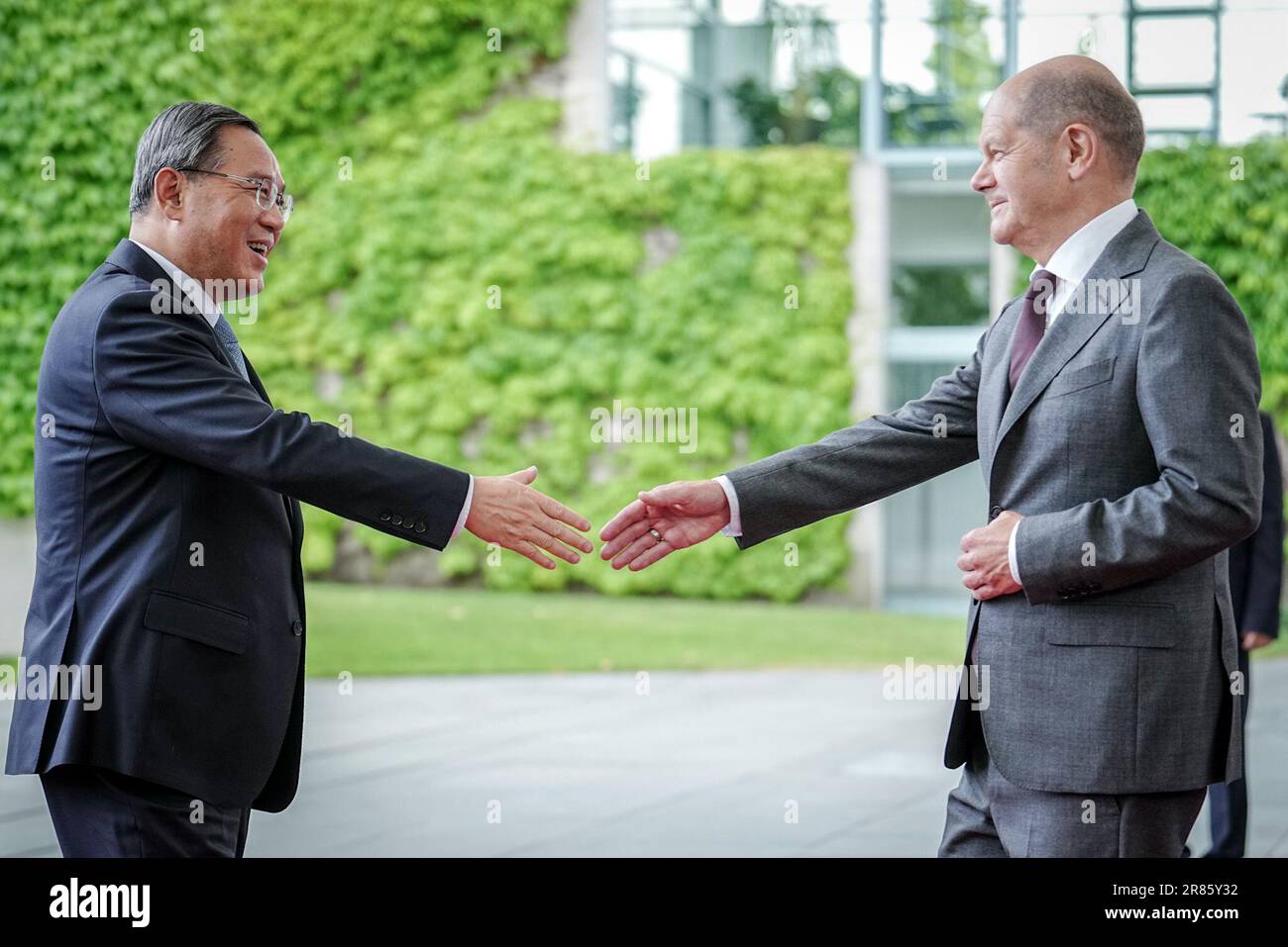 Berlin, Allemagne. 19th juin 2023. Le Chancelier allemand OLAF Scholz (r, SPD) reçoit le Premier ministre chinois Li Qiang devant la Chancellerie fédérale au début de la visite du gouvernement chinois en Allemagne. C'est le premier voyage à l'étranger depuis son arrivée au pouvoir en mars. Le voyage se concentrera sur les consultations intergouvernementales sino-allemandes de 7th. Credit: Kay Nietfeld/dpa/Alay Live News Banque D'Images