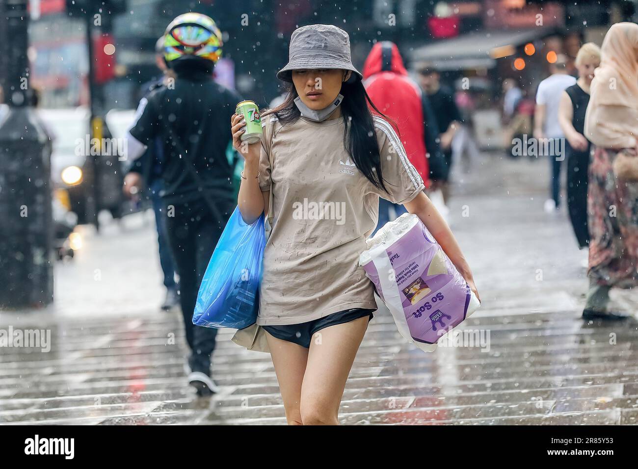 Londres, Royaume-Uni. 12th juin 2023. Une femme est prise dans la pluie à Londres. (Credit image: © Steve Taylor/SOPA Images via ZUMA Press Wire) USAGE ÉDITORIAL SEULEMENT! Non destiné À un usage commercial ! Banque D'Images