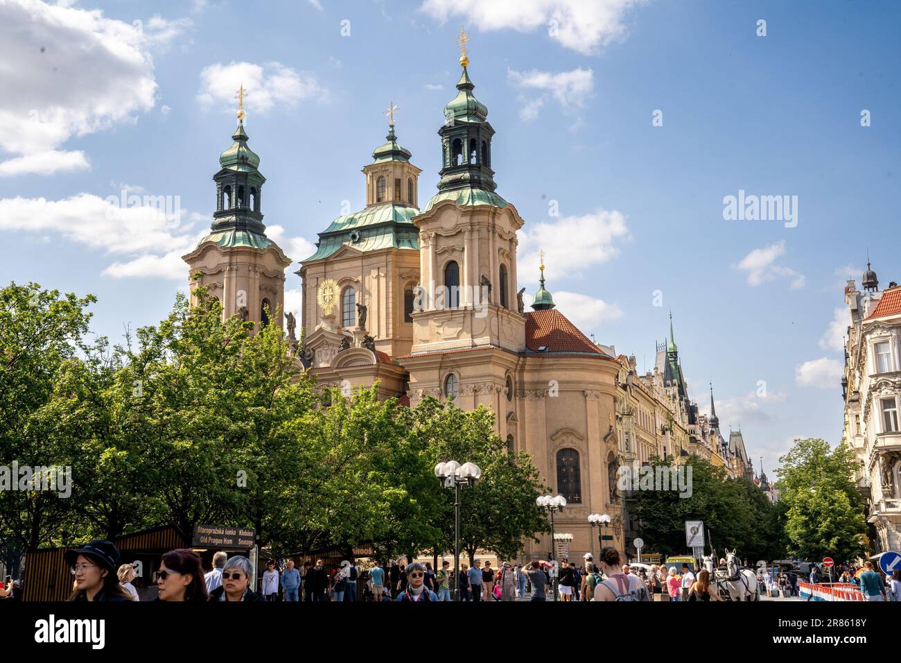 Prague, Bohême – CZ – 2 juin 2023 l'église Saint Nicolas est une église gothique et baroque sur la place de la vieille ville de Prague. Banque D'Images