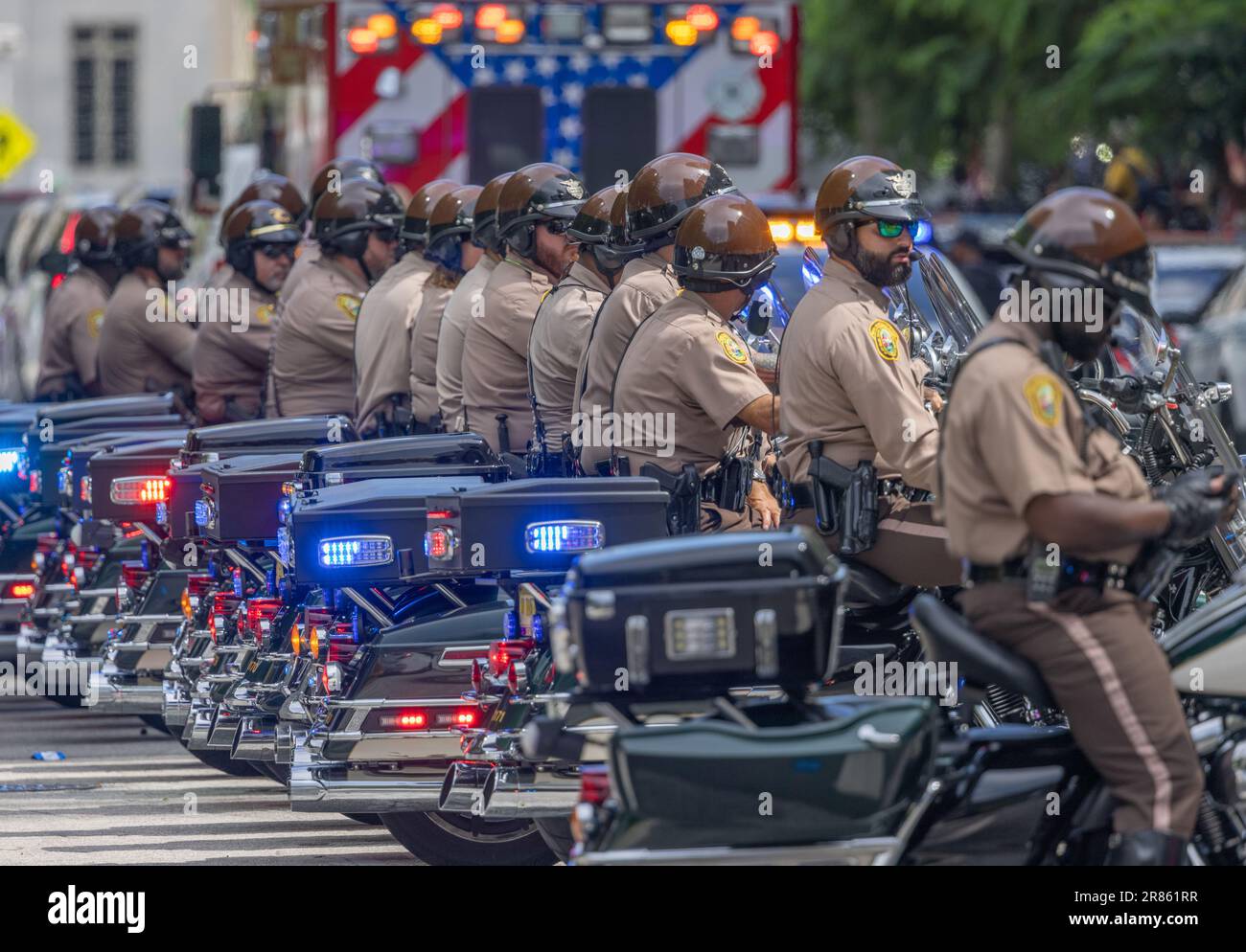 MIAMI, Floride – 13 juin 2023 : les officiers du service de police de Miami-Dade se réunissent près du palais de justice américain Wilkie D. Ferguson Jr. Banque D'Images