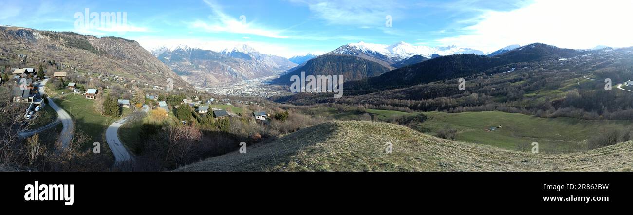 Panoramique sur la vallée de la Maurienne à la fin de l'hiver Banque D'Images