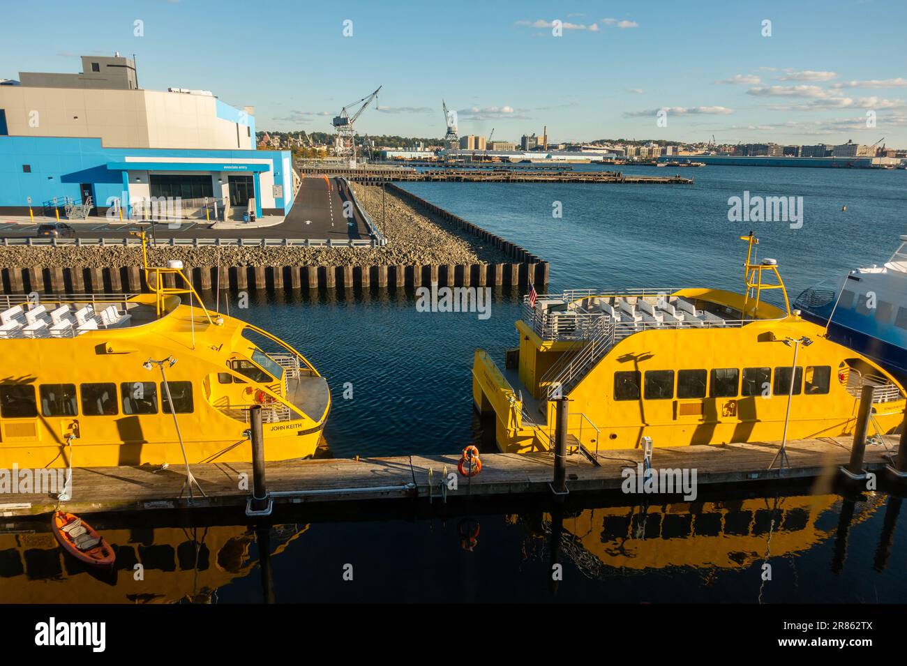 Des taxis jaunes ont accosté devant un centre de distribution d'entrepôt Amazon à Red Hook Brooklyn NYC Banque D'Images