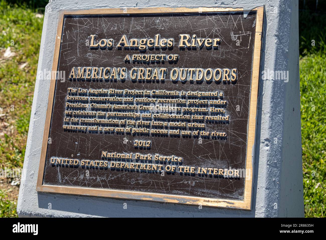 US Deprement of the Interior plaque on the Los Angeles River, Glendale Narrows, Los Angeles, Californie, États-Unis Banque D'Images