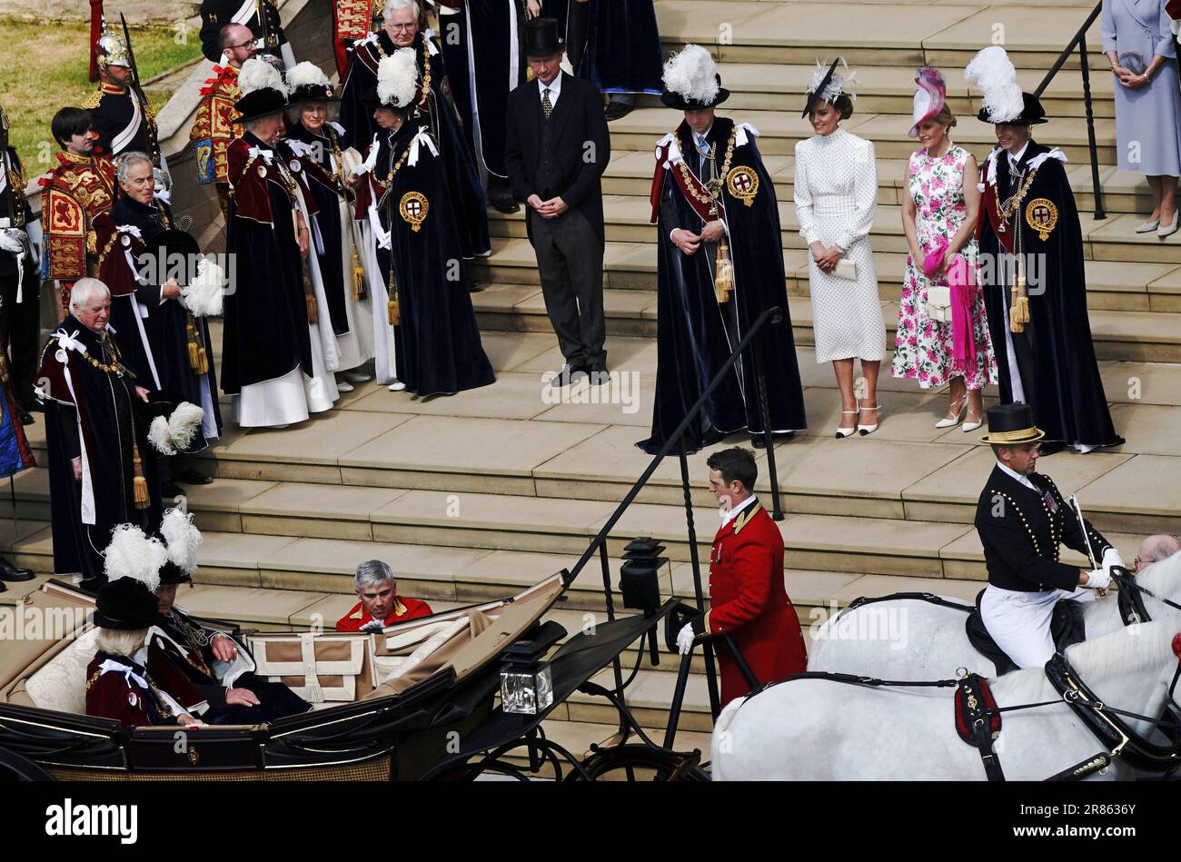 Le prince de Galles, la princesse de Galles, la duchesse d'Édimbourg et le duc d'Édimbourg regardent le roi Charles III et la reine Camilla après avoir assisté au service annuel de l'ordre du Garter à la chapelle Saint-Georges, au château de Windsor, dans le Berkshire. Date de la photo: Lundi 19 juin 2023. Banque D'Images