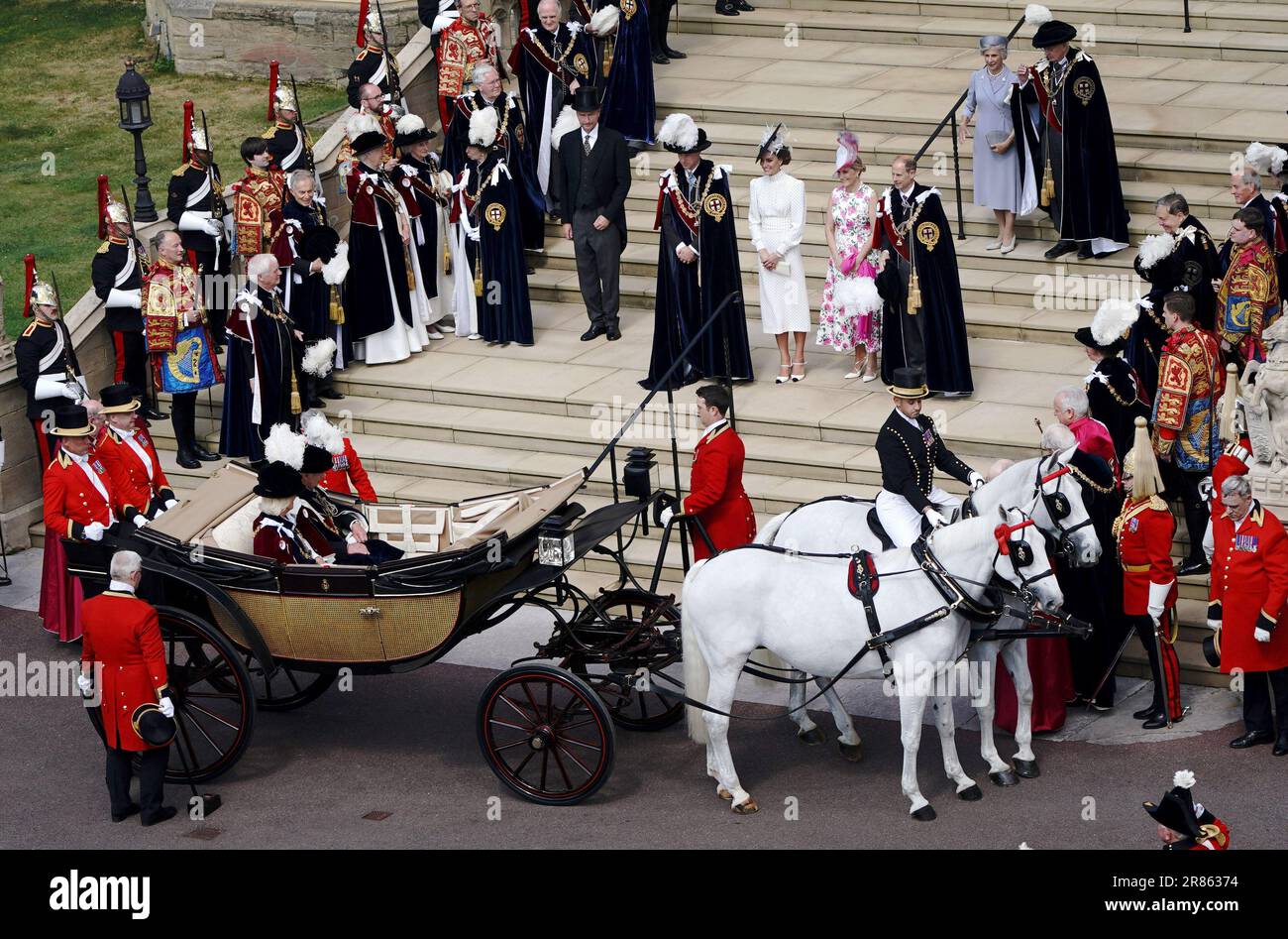 Le prince de Galles, la princesse de Galles, la duchesse d'Édimbourg et le duc d'Édimbourg regardent le roi Charles III et la reine Camilla après avoir assisté au service annuel de l'ordre du Garter à la chapelle Saint-Georges, au château de Windsor, dans le Berkshire. Date de la photo: Lundi 19 juin 2023. Banque D'Images