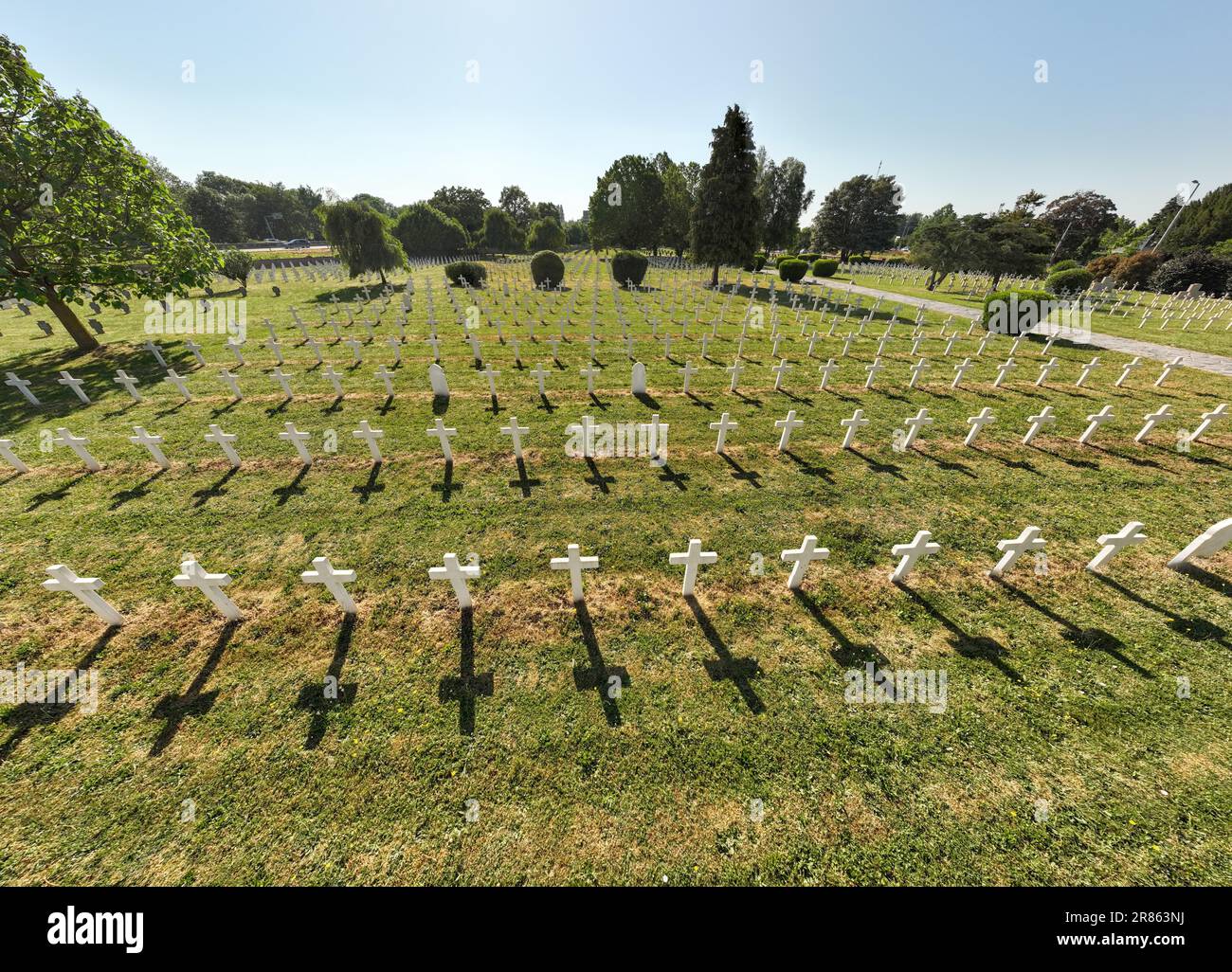 Motif de tombe du cimetière White Croix par le dessus. Tombes dans un cimetière militaire de Strasbourg, France. Prise de vue aérienne Banque D'Images