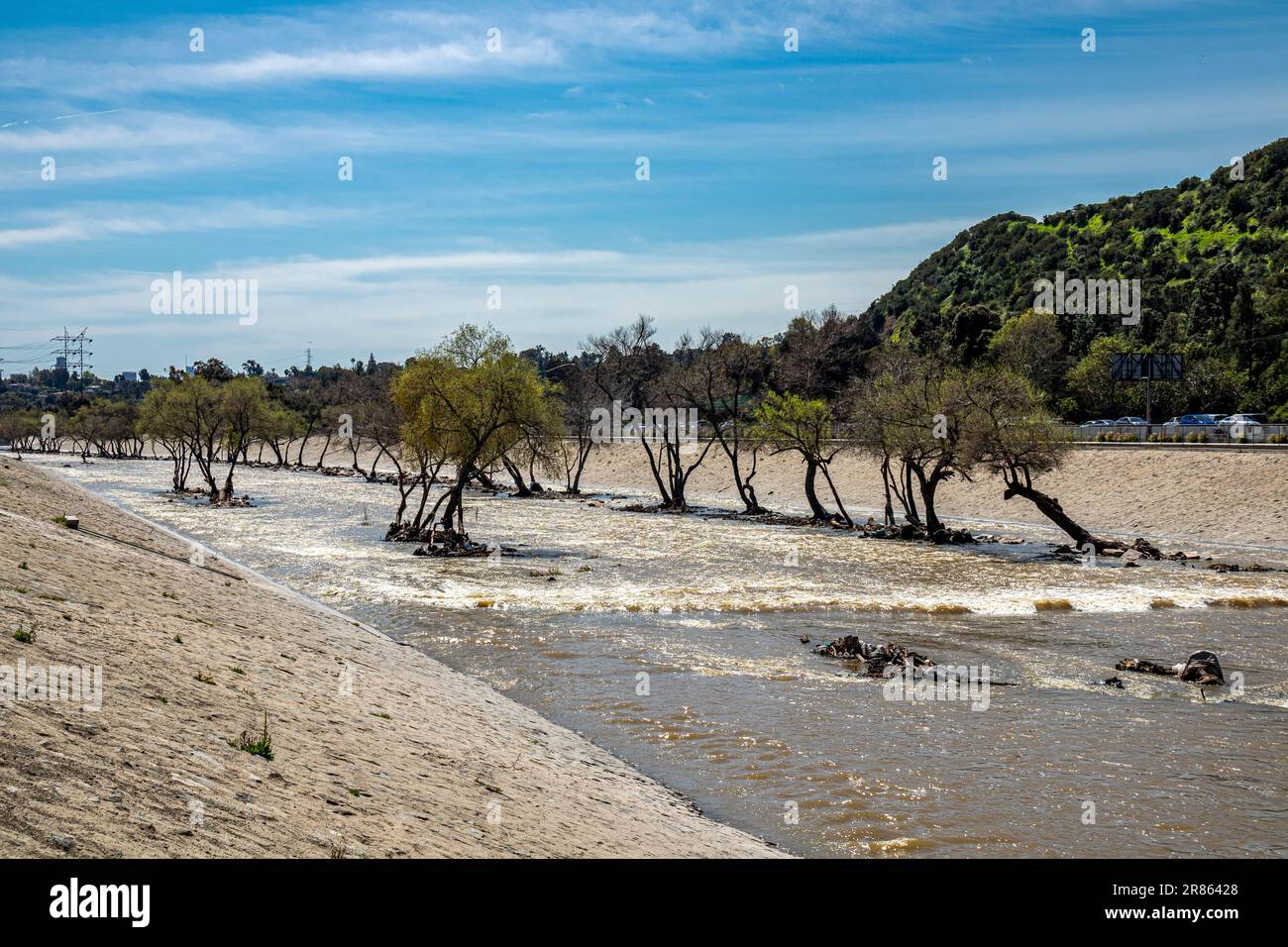 La plupart de la végétation a été évacuée le long de la rivière Los Angeles après de fortes pluies et une tempête, Glendale Narrows, Los Angeles, Californie, États-Unis Banque D'Images