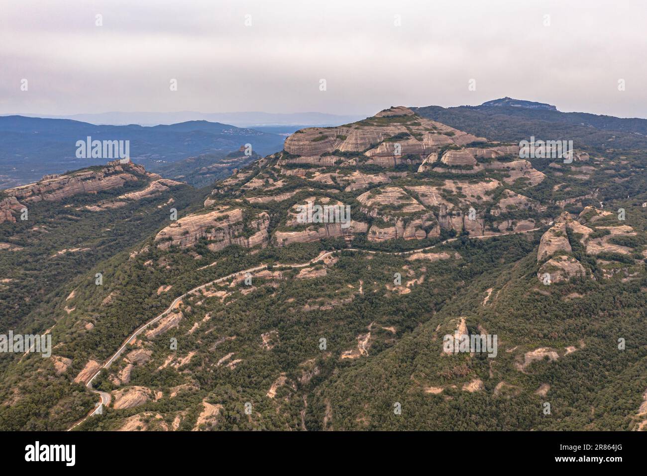 Vue aérienne du parc naturel de Sant Llorenc del munt i l'Obac en Catalogne Espagne. Paysage scène de la nature en Europe. Banque D'Images