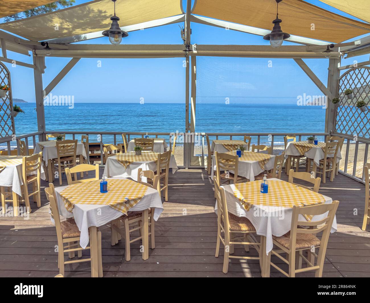Terrasse en bord de mer du restaurant en Grèce. Magnifique terrasse en bois sur la promenade du village côtier sur l'île de Lesbos. Grèce. Banque D'Images