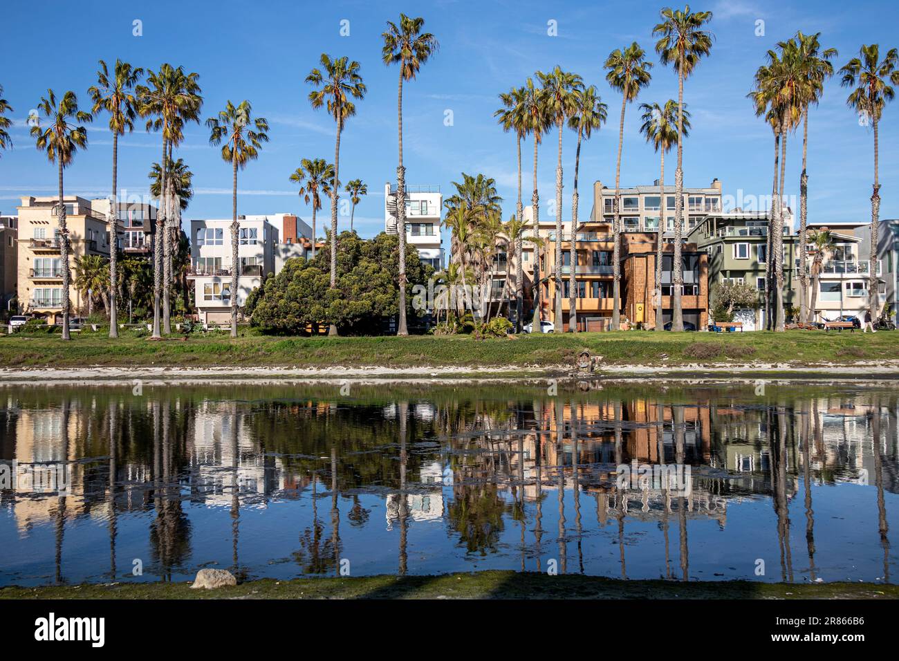 Maisons le long de Del Rey Lagoon à Playa Del Rey, Los Angeles, Californie, Etats-Unis Banque D'Images