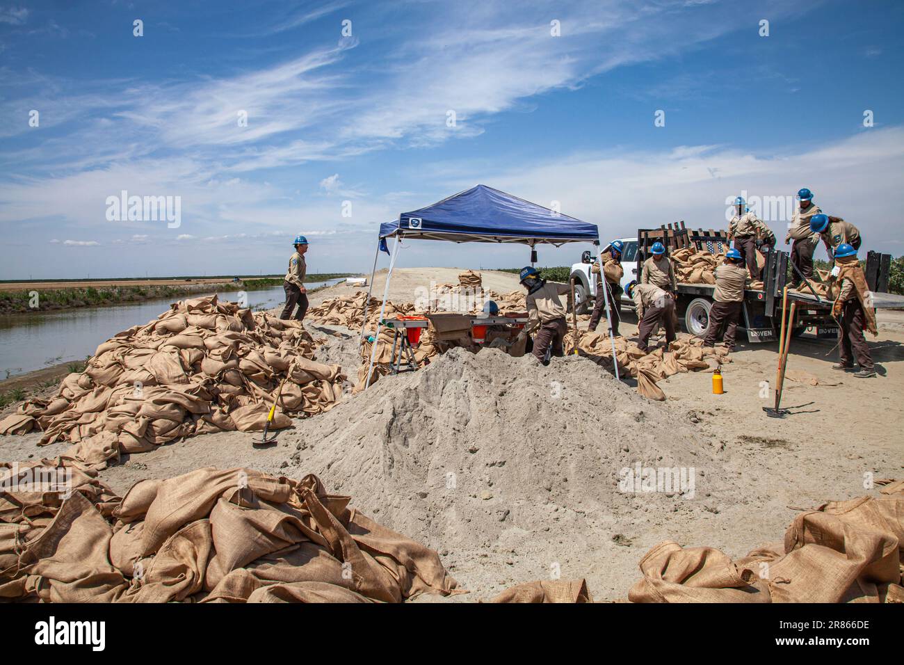 California conservation corps construisant un lévee sur le lac Tulare. Le lac Tulare, situé dans la vallée centrale de la Californie, est un lac sec depuis des décennies, b Banque D'Images