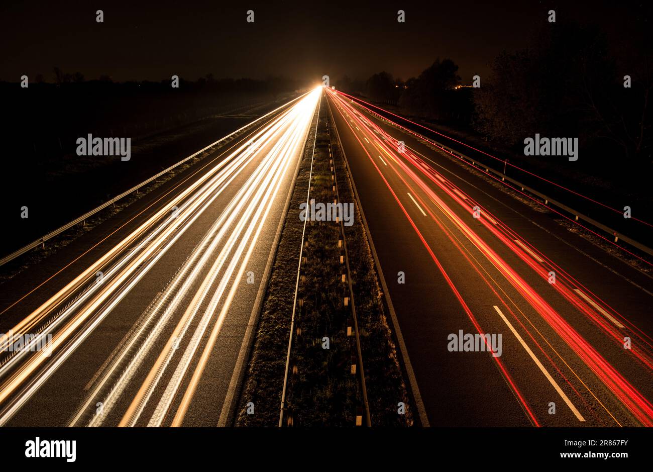 autoroute du soir avec exposition longue à l'obscurité Banque D'Images