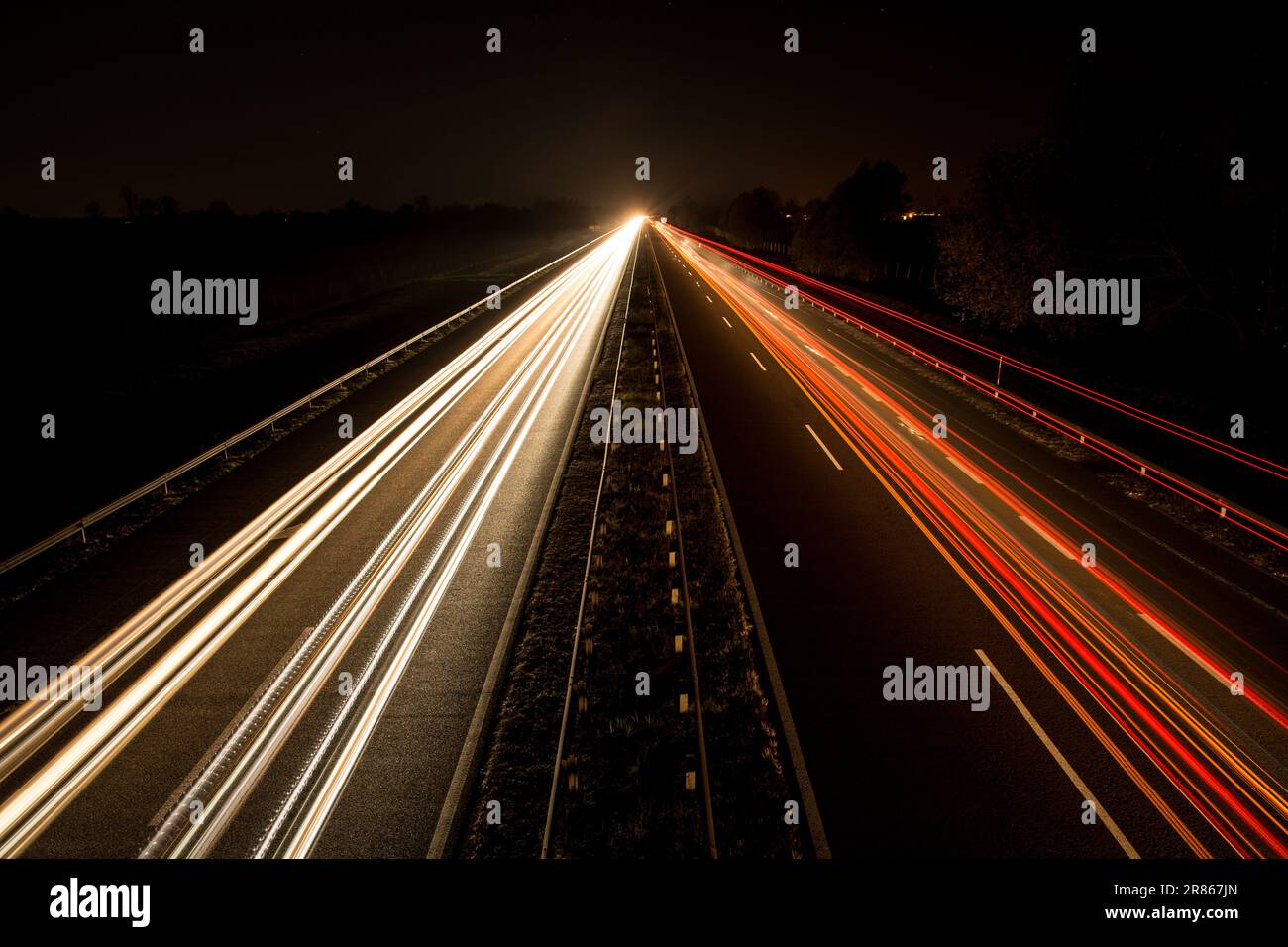 autoroute du soir avec exposition longue à l'obscurité Banque D'Images