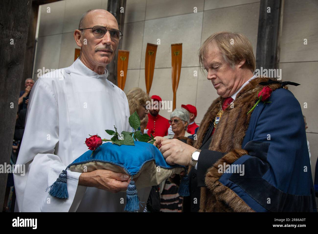 Londres, Royaume-Uni 19th juin 2023. La cérémonie annuelle des roses de Knollys remonte à 1381, lorsque Lady Constance Knollys a obtenu une propriété et l'a transformée en jardin de roses sans permission de planification. À ce jour, la famille Knolly paie l'amende d'une rose rouge par an, coupée du jardin sur Seething Lane et présentée au maire Lord à Mansion House. Crédit : Kiki Streitberger/Alamy Live News Banque D'Images