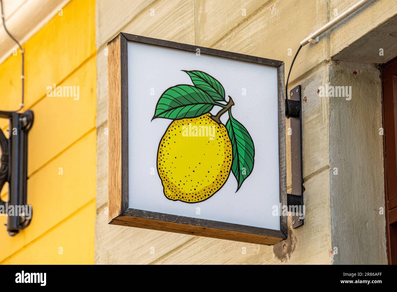 Le bar Limone affiche citron au Sofiankatu 3 dans le quartier Kruununhaka d'Helsinki, en Finlande Banque D'Images