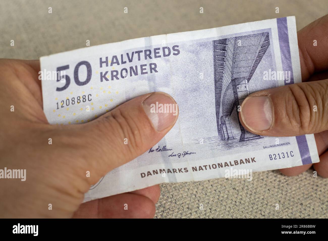 Danemark argent, le plus bas 50 billet de banque de couronnes danoises tenu dans les mains, le concept financier et d'affaires, gros plan Banque D'Images