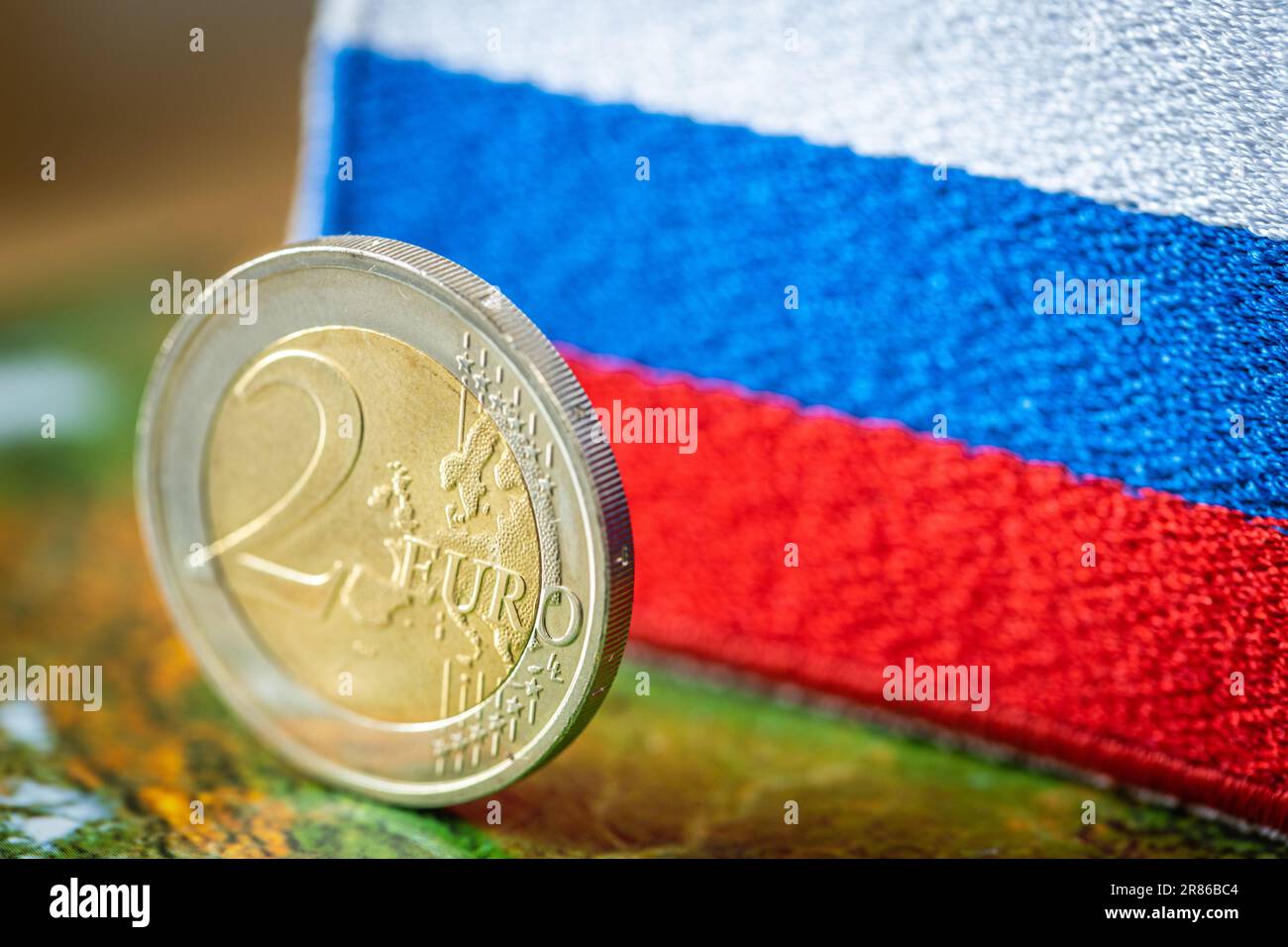Pièce de 2 euro sur fond de drapeau de la Russie, concept, Commerce et coopération commerciale entre la zone euro et la Russie, relations commerciales de t Banque D'Images