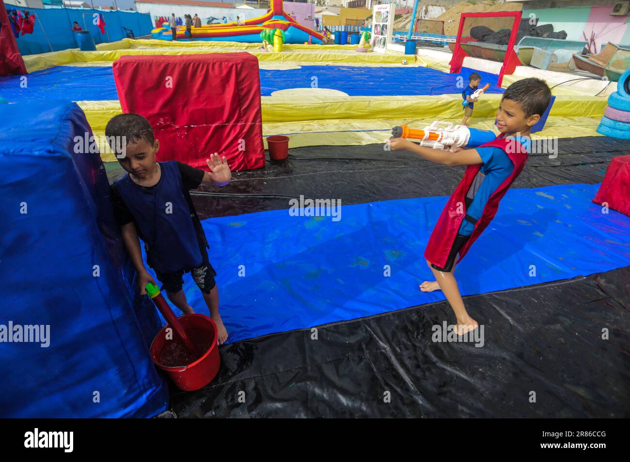 19 juin 2023, Gaza, la bande de Gaza, Palestine : les enfants palestiniens profitent de jeux aquatiques pendant les vacances d'été à Gaza, 19 juin 2023. Le parc aquatique pour enfants a été ouvert cet été pour la première fois à Gaza. (Credit image: © Mahmoud Issa/Quds Net News via ZUMA Press Wire) USAGE ÉDITORIAL SEULEMENT! Non destiné À un usage commercial ! Banque D'Images