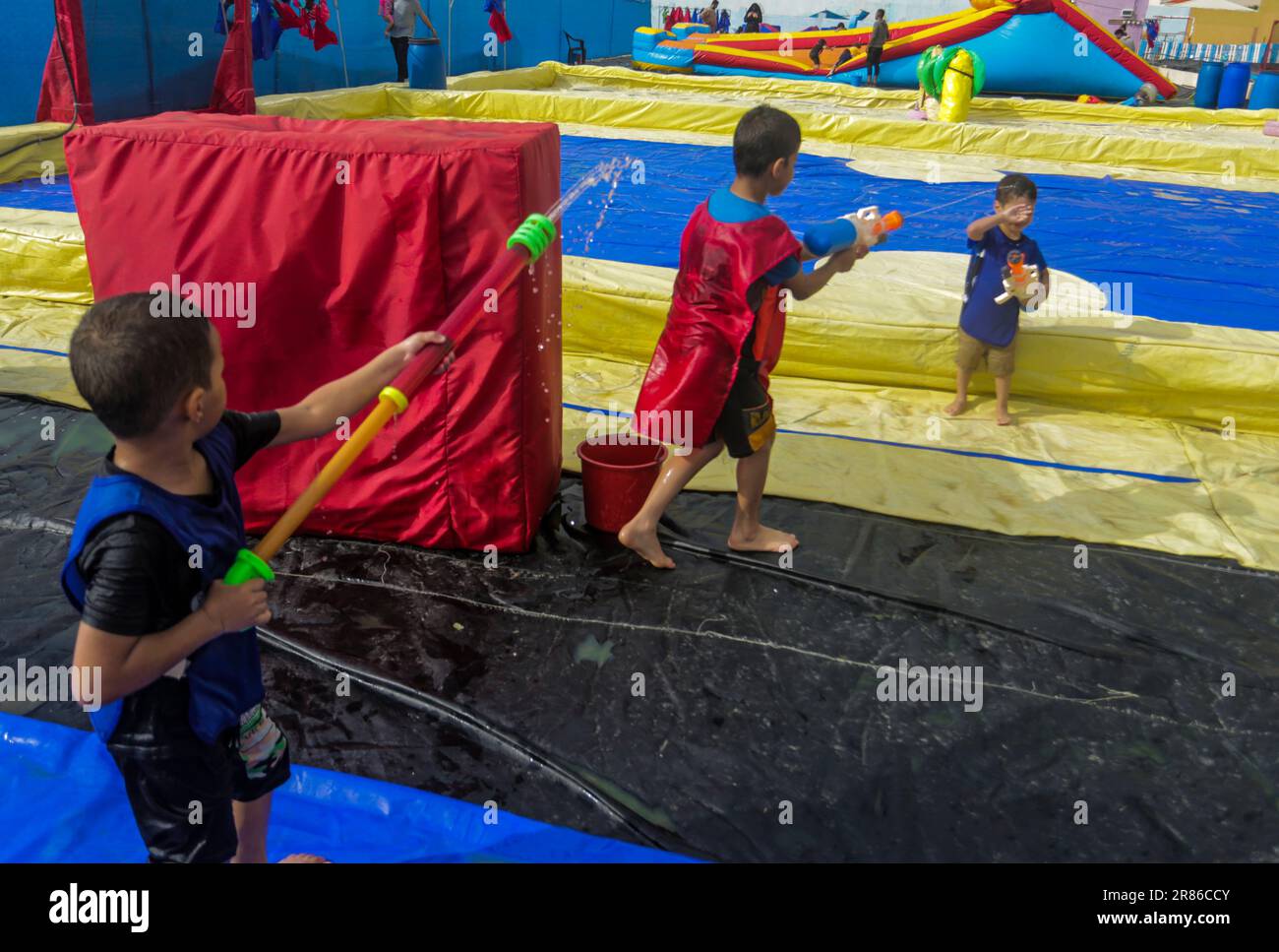 19 juin 2023, Gaza, la bande de Gaza, Palestine : les enfants palestiniens profitent de jeux aquatiques pendant les vacances d'été à Gaza, 19 juin 2023. Le parc aquatique pour enfants a été ouvert cet été pour la première fois à Gaza. (Credit image: © Mahmoud Issa/Quds Net News via ZUMA Press Wire) USAGE ÉDITORIAL SEULEMENT! Non destiné À un usage commercial ! Banque D'Images