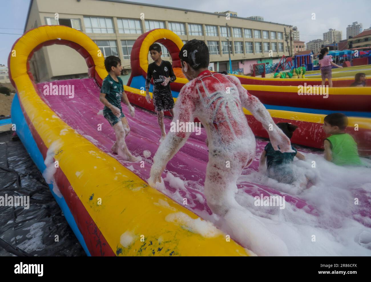 19 juin 2023, Gaza, la bande de Gaza, Palestine : les enfants palestiniens profitent de jeux aquatiques pendant les vacances d'été à Gaza, 19 juin 2023. Le parc aquatique pour enfants a été ouvert cet été pour la première fois à Gaza. (Credit image: © Mahmoud Issa/Quds Net News via ZUMA Press Wire) USAGE ÉDITORIAL SEULEMENT! Non destiné À un usage commercial ! Banque D'Images