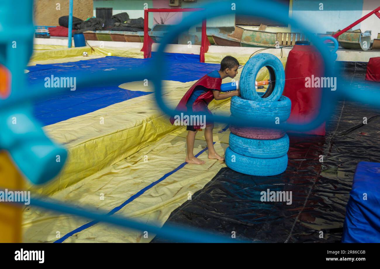 19 juin 2023, Gaza, la bande de Gaza, Palestine : un enfant palestinien joue avec des jeux aquatiques pendant les vacances d'été à Gaza, 19 juin 2023. Cet été, le parc aquatique pour enfants a ouvert pour la première fois à Gaza. (Credit image: © Mahmoud Issa/Quds Net News via ZUMA Press Wire) USAGE ÉDITORIAL SEULEMENT! Non destiné À un usage commercial ! Banque D'Images