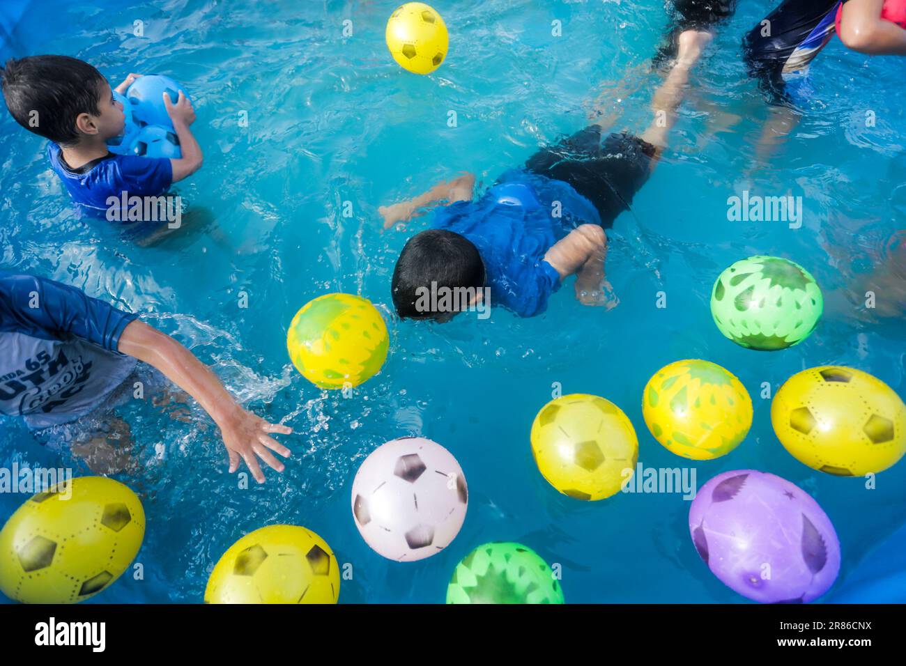 19 juin 2023, Gaza, la bande de Gaza, Palestine : les enfants palestiniens profitent de jeux aquatiques pendant les vacances d'été à Gaza, 19 juin 2023. Le parc aquatique pour enfants a été ouvert cet été pour la première fois à Gaza. (Credit image: © Mahmoud Issa/Quds Net News via ZUMA Press Wire) USAGE ÉDITORIAL SEULEMENT! Non destiné À un usage commercial ! Banque D'Images