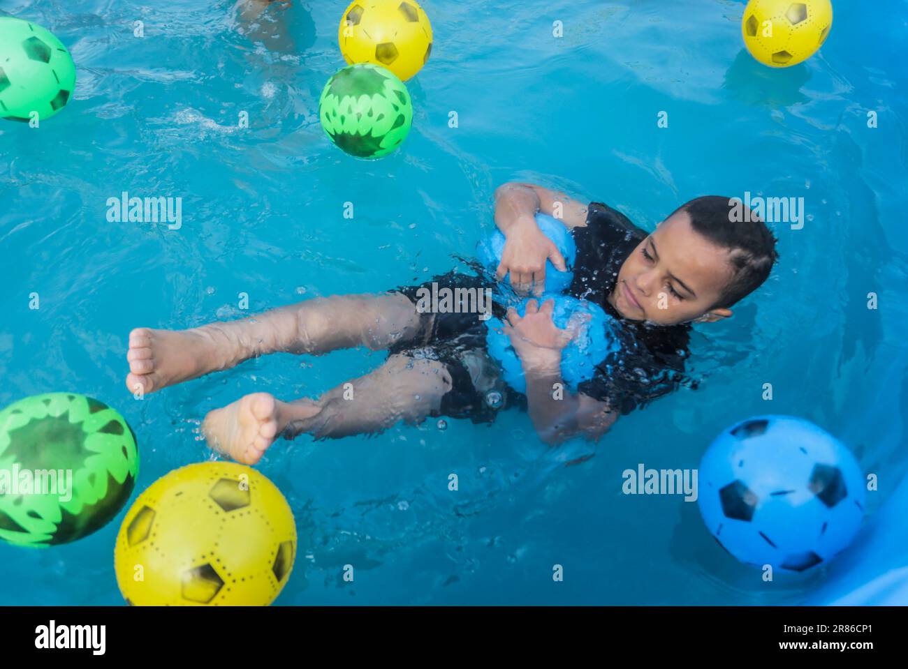 19 juin 2023, Gaza, la bande de Gaza, Palestine : un enfant palestinien joue avec des jeux aquatiques pendant les vacances d'été à Gaza, 19 juin 2023. Cet été, le parc aquatique pour enfants a ouvert pour la première fois à Gaza. (Credit image: © Mahmoud Issa/Quds Net News via ZUMA Press Wire) USAGE ÉDITORIAL SEULEMENT! Non destiné À un usage commercial ! Banque D'Images