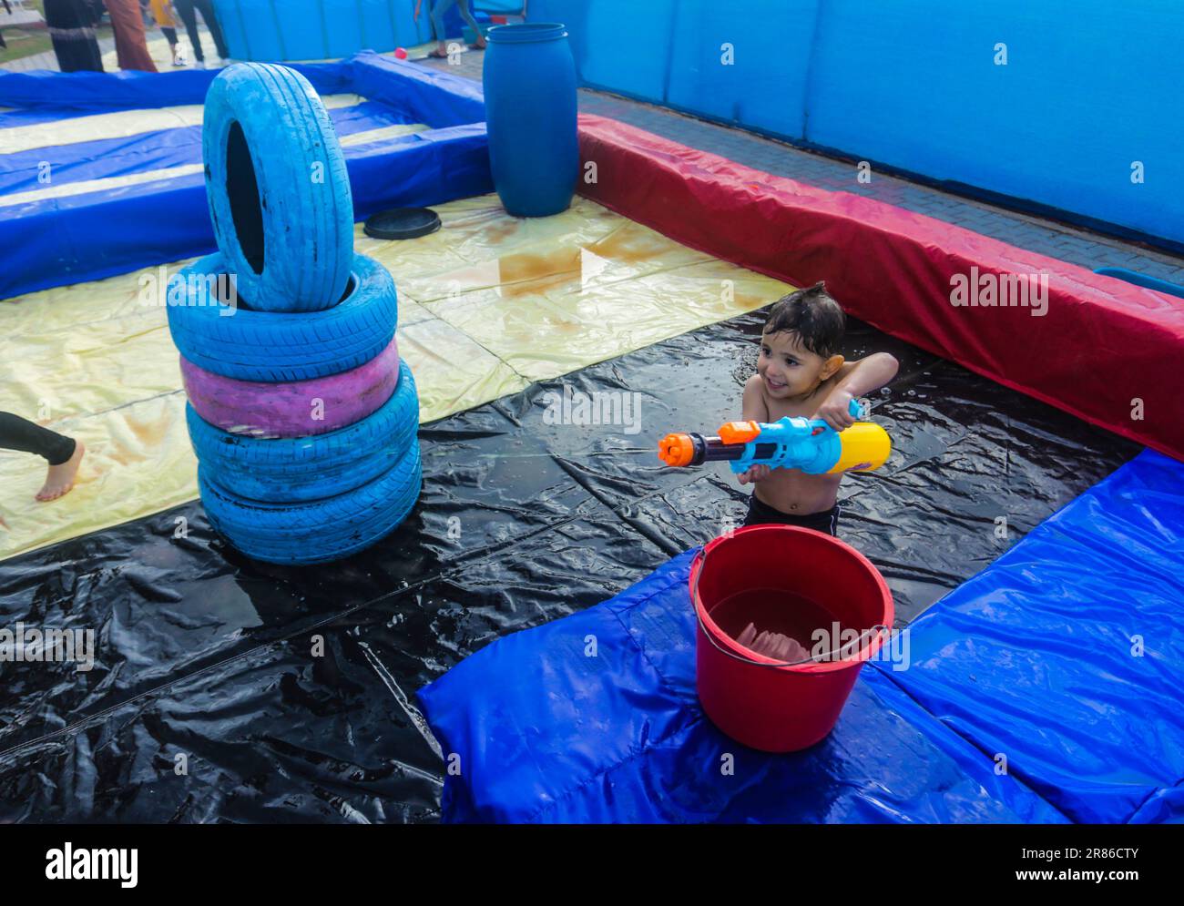 19 juin 2023, Gaza, la bande de Gaza, Palestine : un enfant palestinien joue avec des jeux aquatiques pendant les vacances d'été à Gaza, 19 juin 2023. Cet été, le parc aquatique pour enfants a ouvert pour la première fois à Gaza. (Credit image: © Mahmoud Issa/Quds Net News via ZUMA Press Wire) USAGE ÉDITORIAL SEULEMENT! Non destiné À un usage commercial ! Banque D'Images