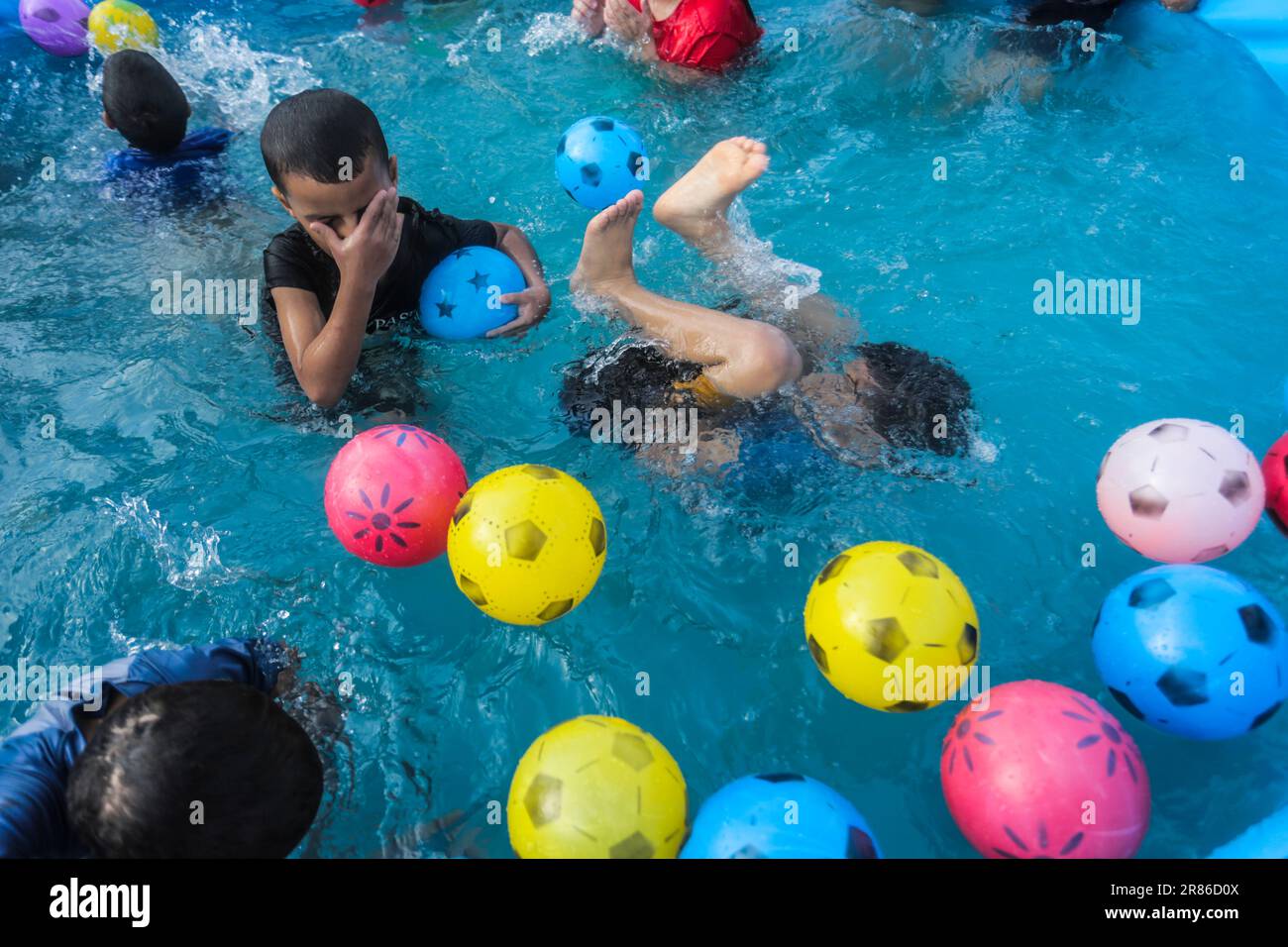 19 juin 2023, Gaza, la bande de Gaza, Palestine : les enfants palestiniens profitent de jeux aquatiques pendant les vacances d'été à Gaza, 19 juin 2023. Le parc aquatique pour enfants a été ouvert cet été pour la première fois à Gaza. (Credit image: © Mahmoud Issa/Quds Net News via ZUMA Press Wire) USAGE ÉDITORIAL SEULEMENT! Non destiné À un usage commercial ! Banque D'Images