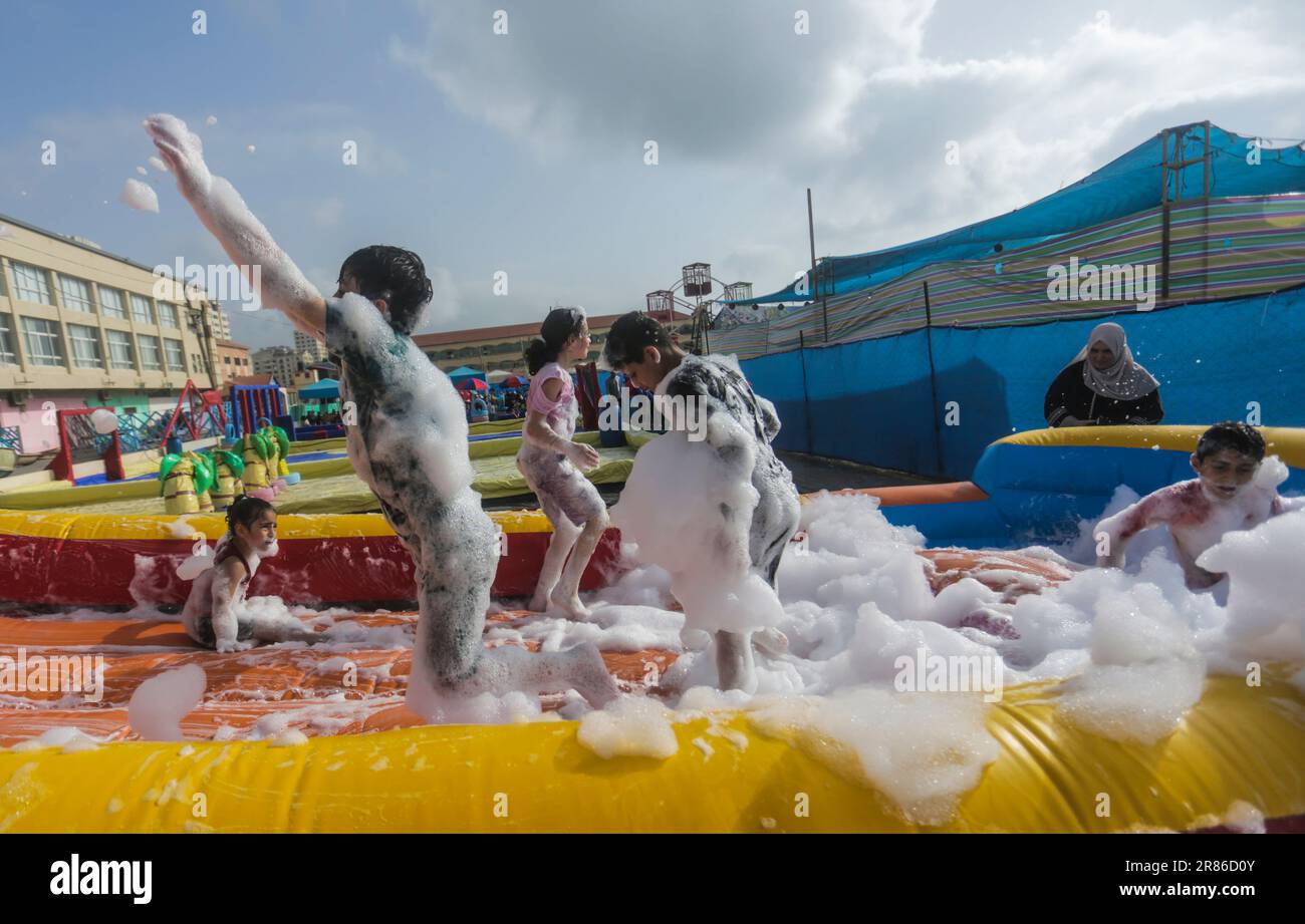 19 juin 2023, Gaza, la bande de Gaza, Palestine : les enfants palestiniens profitent de jeux aquatiques pendant les vacances d'été à Gaza, 19 juin 2023. Le parc aquatique pour enfants a été ouvert cet été pour la première fois à Gaza. (Credit image: © Mahmoud Issa/Quds Net News via ZUMA Press Wire) USAGE ÉDITORIAL SEULEMENT! Non destiné À un usage commercial ! Banque D'Images