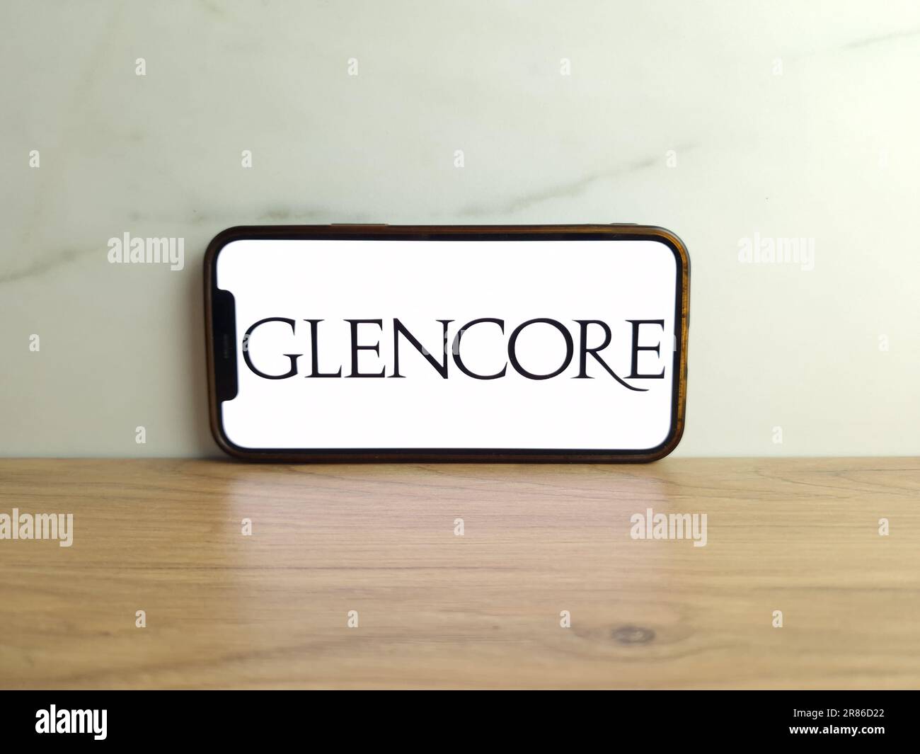 KONSKIE, Pologne - 17 juin 2023 : logo de la société minière suisse Glencore affiché sur l'écran du téléphone mobile Banque D'Images