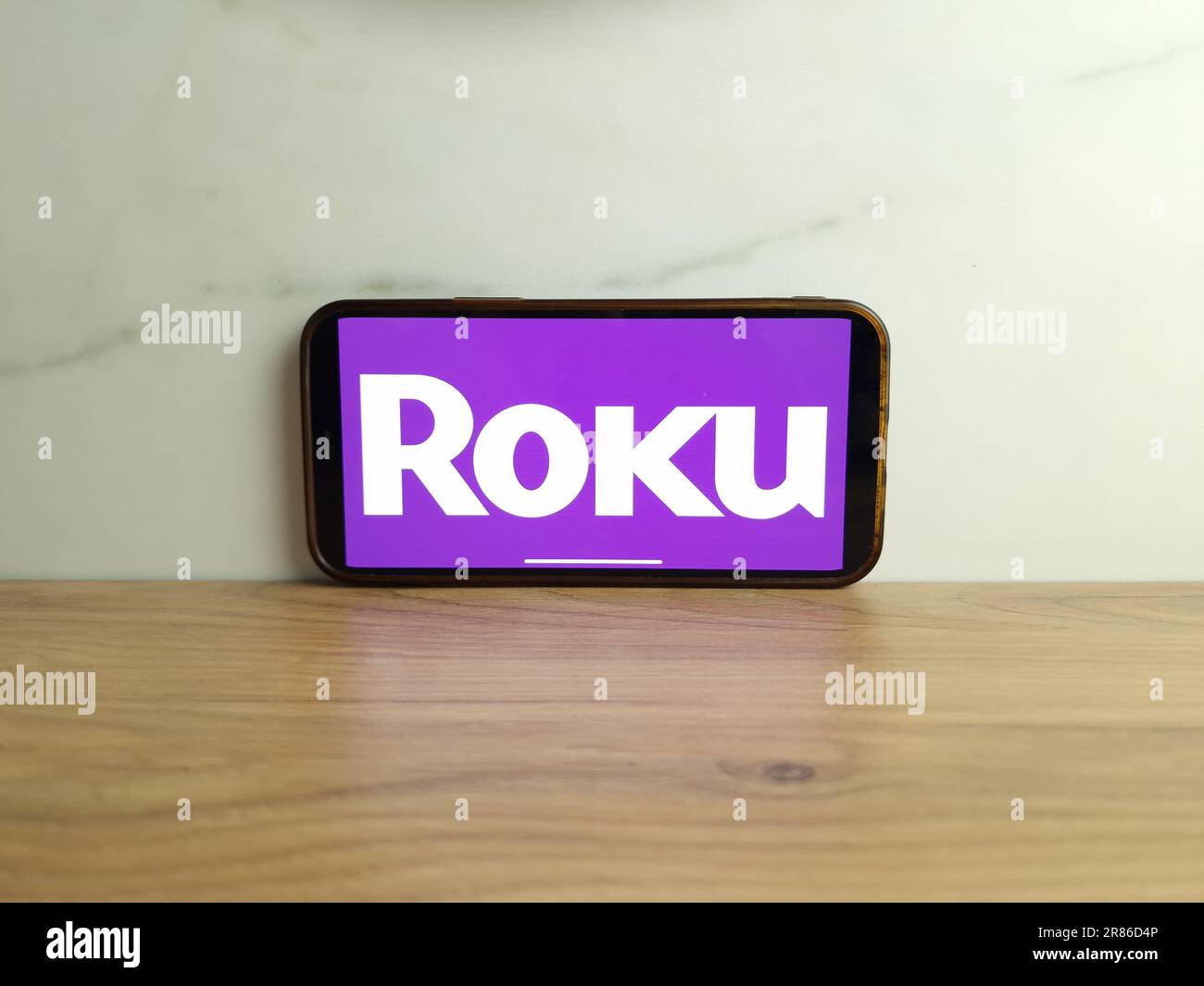 KONSKIE, Pologne - 17 juin 2023: Logo de marque de lecteur multimédia numérique Roku affiché sur l'écran du téléphone portable Banque D'Images