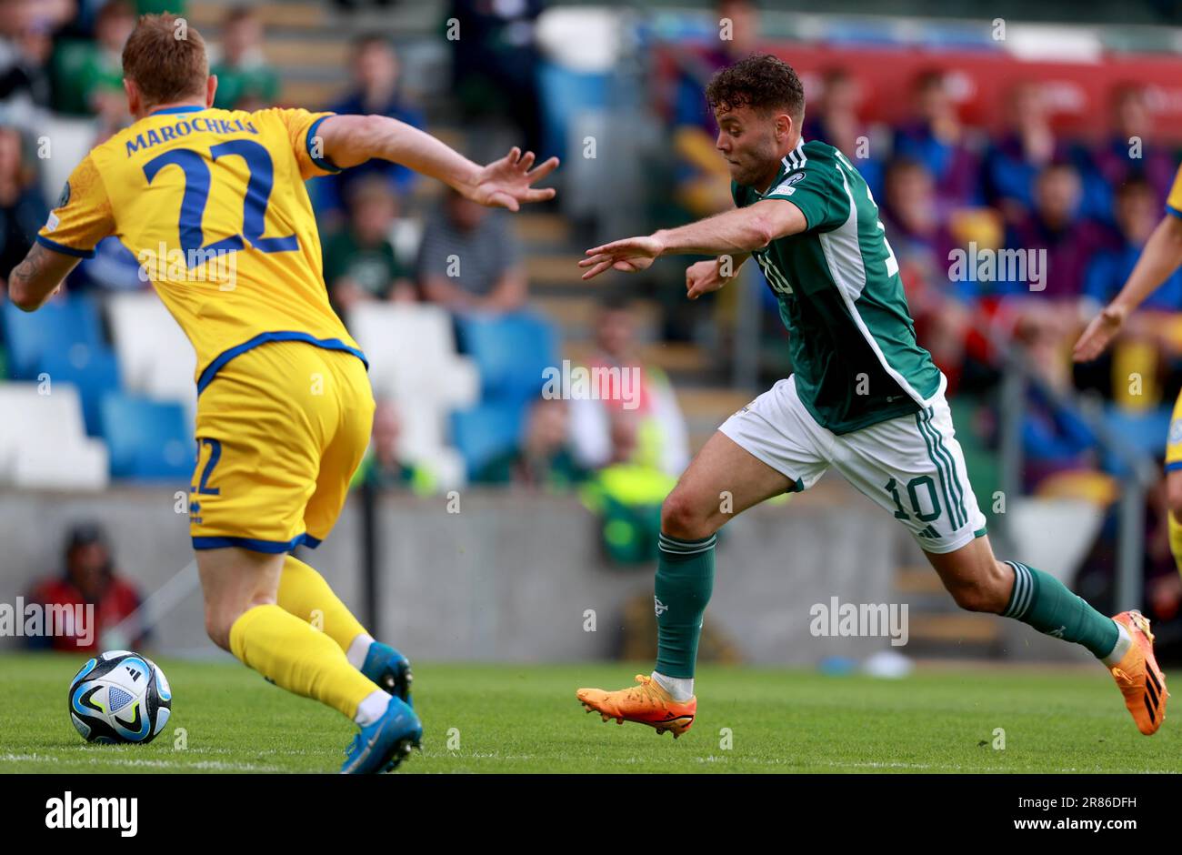 Dion Charles, de l’Irlande du Nord, s’engage sur Aleksandr Marochkin, au Kazakhstan, lors du match de qualification de l’UEFA Euro 2024 au stade national de football de Windsor Park, à Belfast. Date de la photo: Lundi 19 juin 2023. Banque D'Images