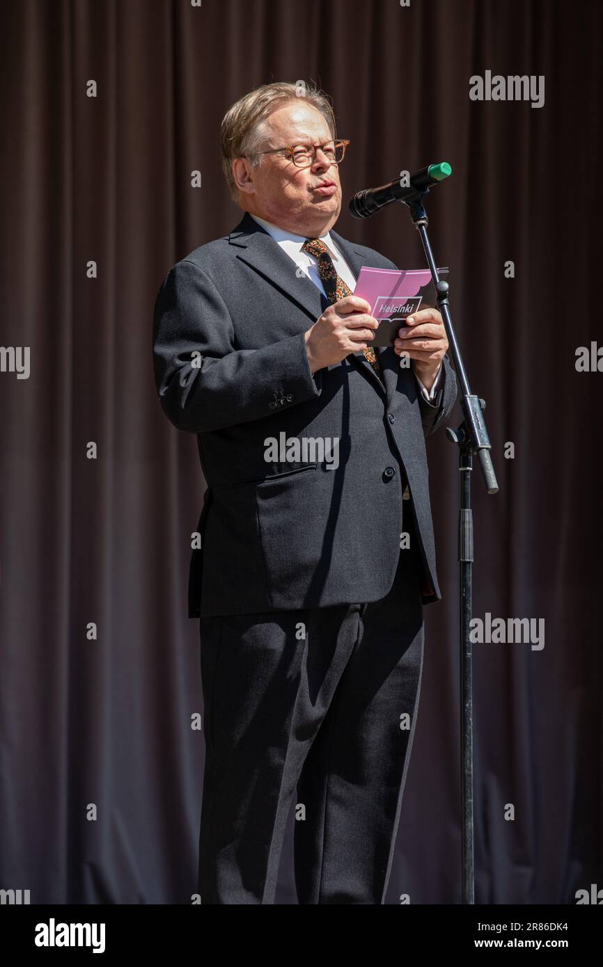 Le maire Juhana Vartiainen prononce un discours sur le kiosque Esplanade Park, le jour d'Helsinki, en Finlande Banque D'Images