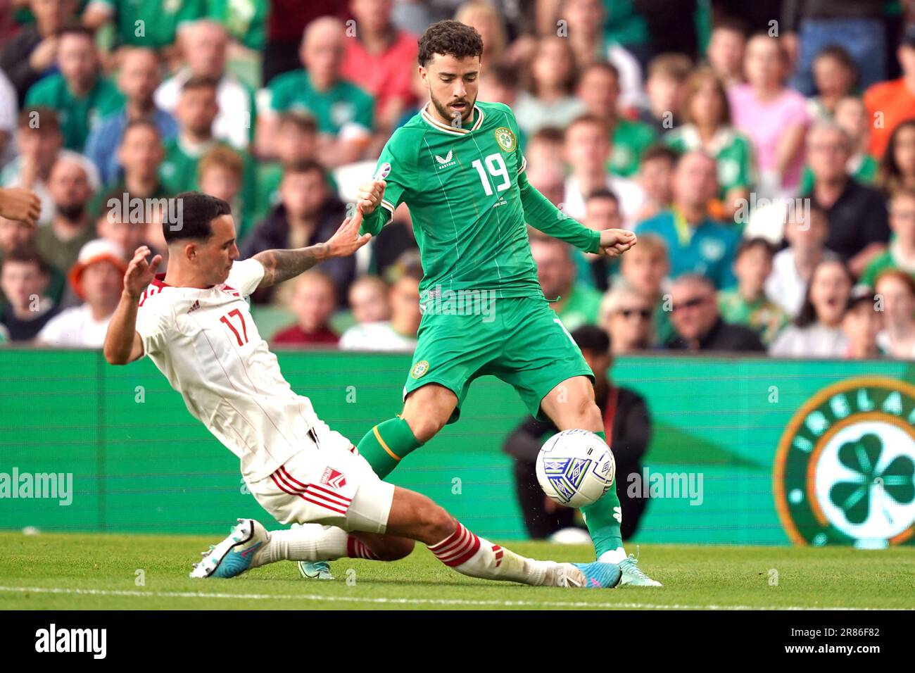 Michael Johnston (à droite) de la République d'Irlande et Kian Ronan de Gibraltar se battent pour le ballon lors du match de qualification de l'UEFA Euro 2024 au stade Aviva, à Dublin. Date de la photo: Lundi 19 juin 2023. Banque D'Images