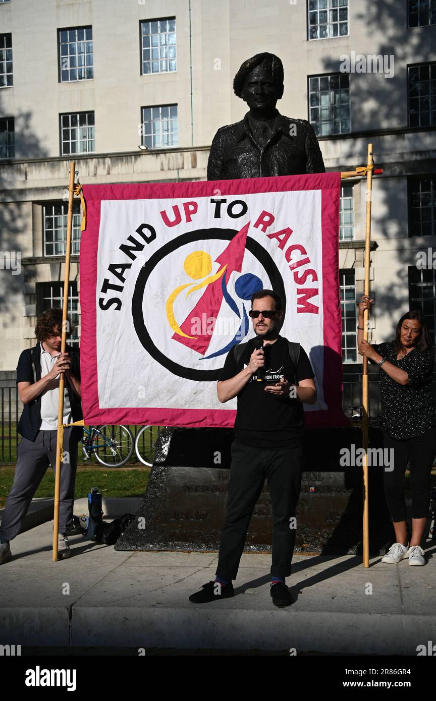 Downing Street, Londres, Royaume-Uni. 19 juin 2023. Le Président Stelios Foteinopoulos du réseau de solidarité grec du Royaume-Uni proteste après la catastrophe au large de la côte grecque, plus de six cents réfugiés de Syrie, d'Afghanistan, dont plus d'une centaine d'enfants morts et de nationalité pakistanaise. Que l'OTAN et ses alliés ment, bombardant illégalement leur nation. Nous sommes ici pour vous donner la démocratie, les droits de l'homme et la liberté. Les manifestants exigent dès maintenant un passage sûr - les réfugiés sont les bienvenus. Crédit : voir Li/Picture Capital/Alamy Live News Banque D'Images