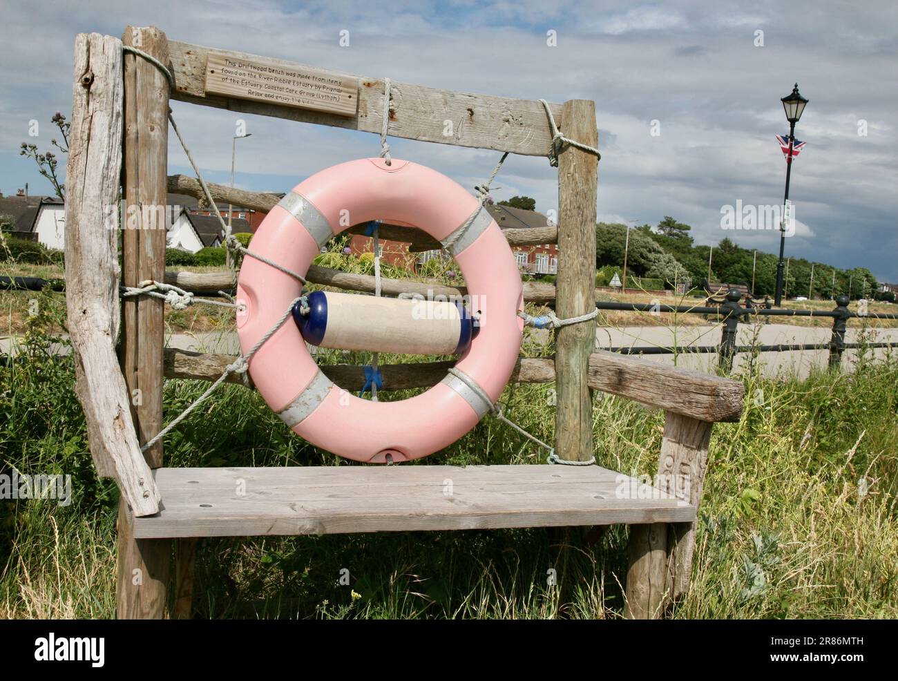 Un banc sur le bord de mer en bois flotté, Lytham St Annes, Lancashire, Royaume-Uni, Europe Banque D'Images