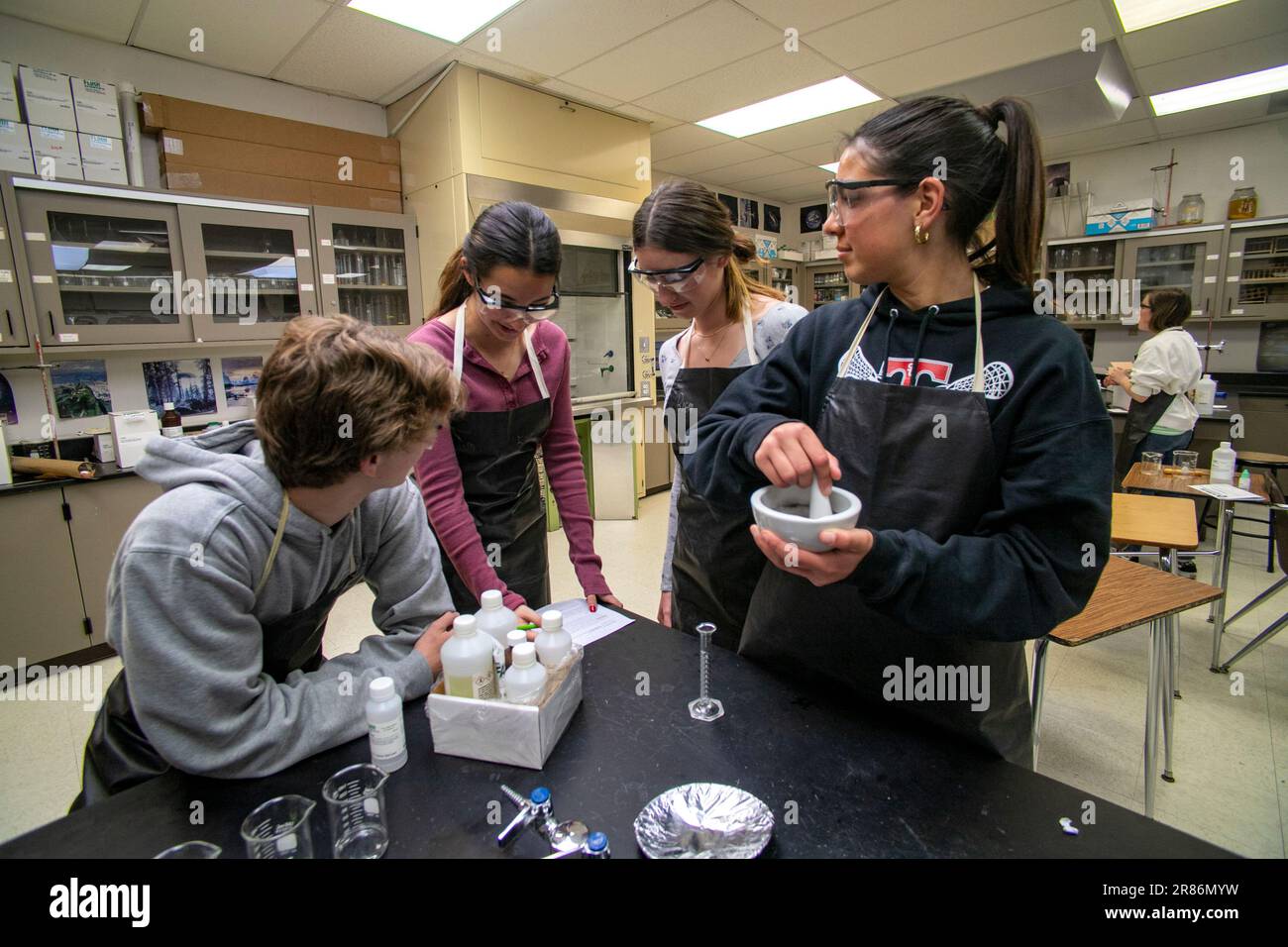 Placement avancé (AP) élèves de chimie secondaire à San Clemente, CA, préparer une expérience de double déplacement impliquant le chlorure d'argent, le popass Banque D'Images