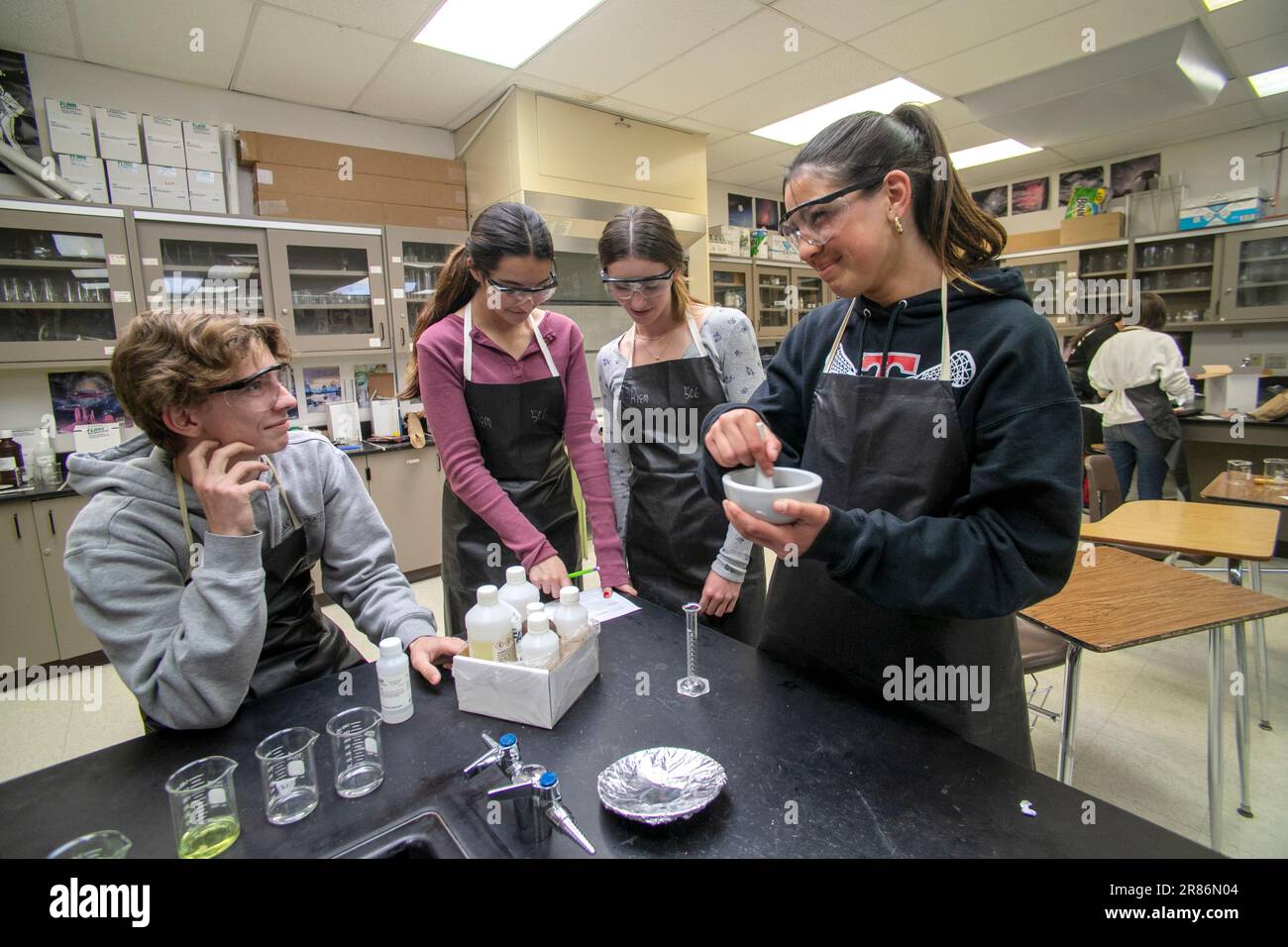 Placement avancé (AP) élèves de chimie secondaire à San Clemente, CA, préparer une expérience de double déplacement impliquant le chlorure d'argent, le popass Banque D'Images