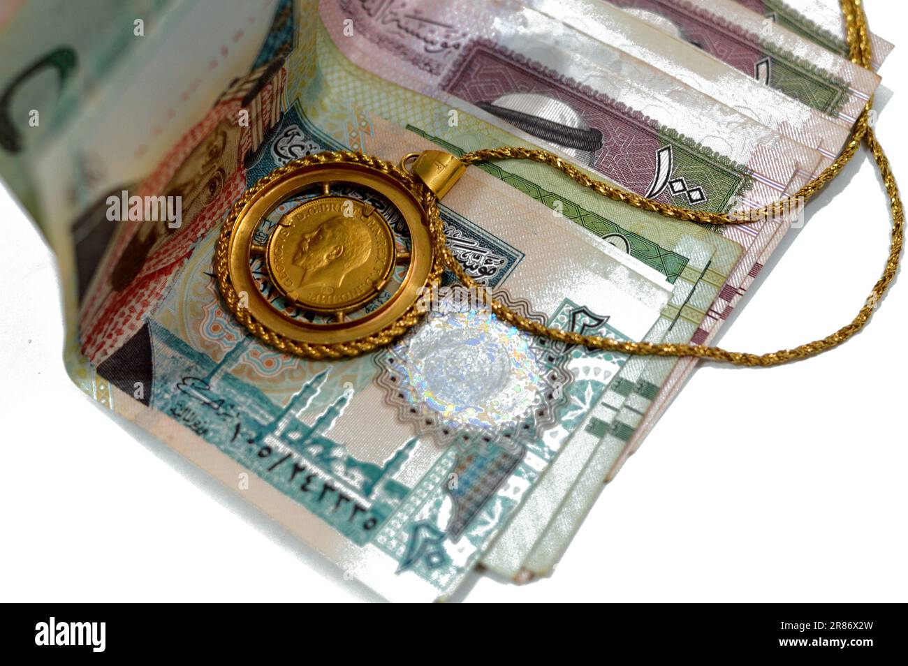 Sovereign British Gold coins formes bullion pièces présente George et dragon bijoux ou bijoux sur l'Arabie Saoudite riyals argent liquide billet, Gold prix Banque D'Images