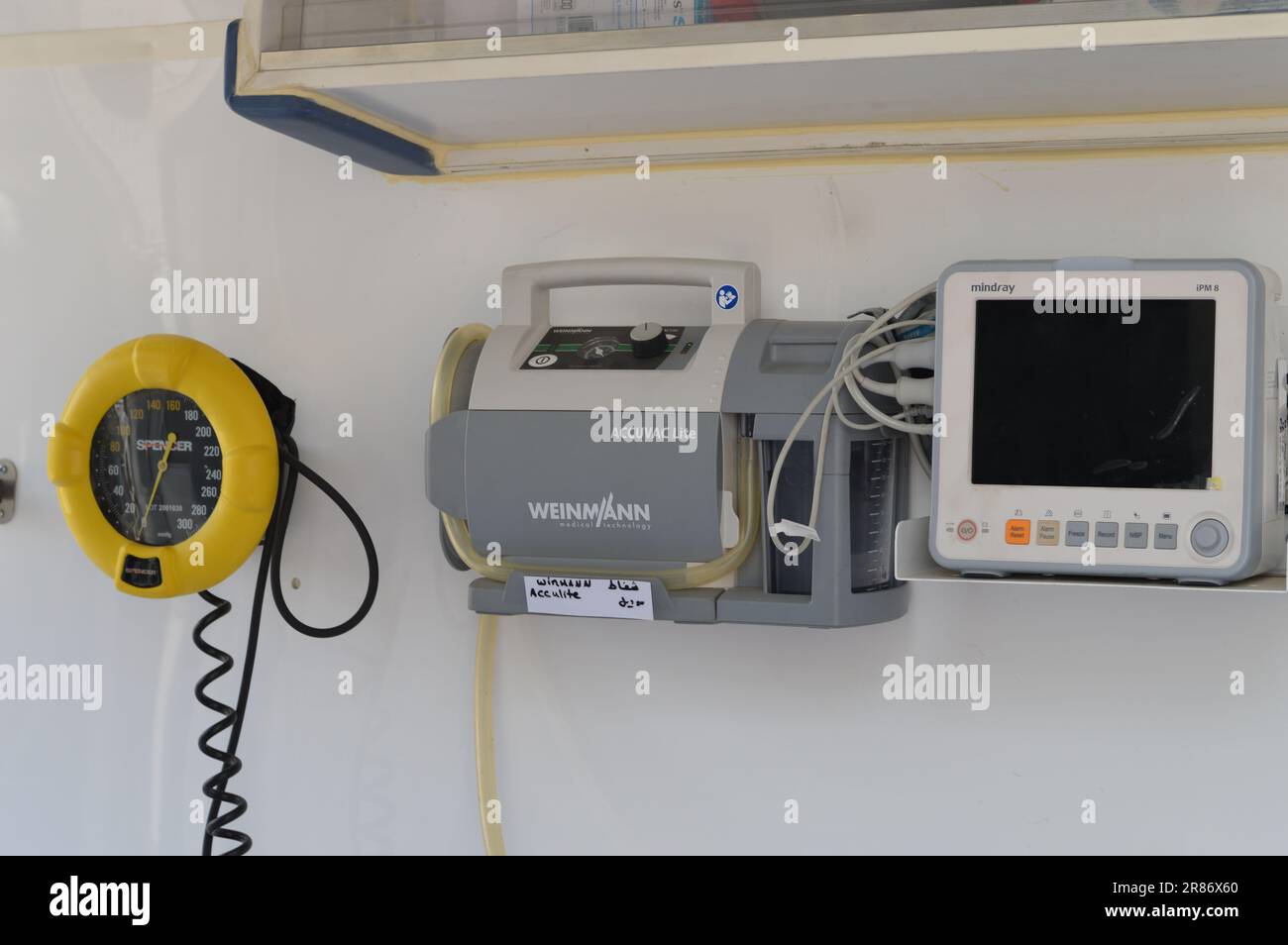 Le Caire, Egypte, 17 juin 2023: Intérieurs d'un véhicule d'ambulance entièrement équipé médical avec ventilateur, bouteille d'oxygène, kit d'urgence, médicaments, Mo Banque D'Images