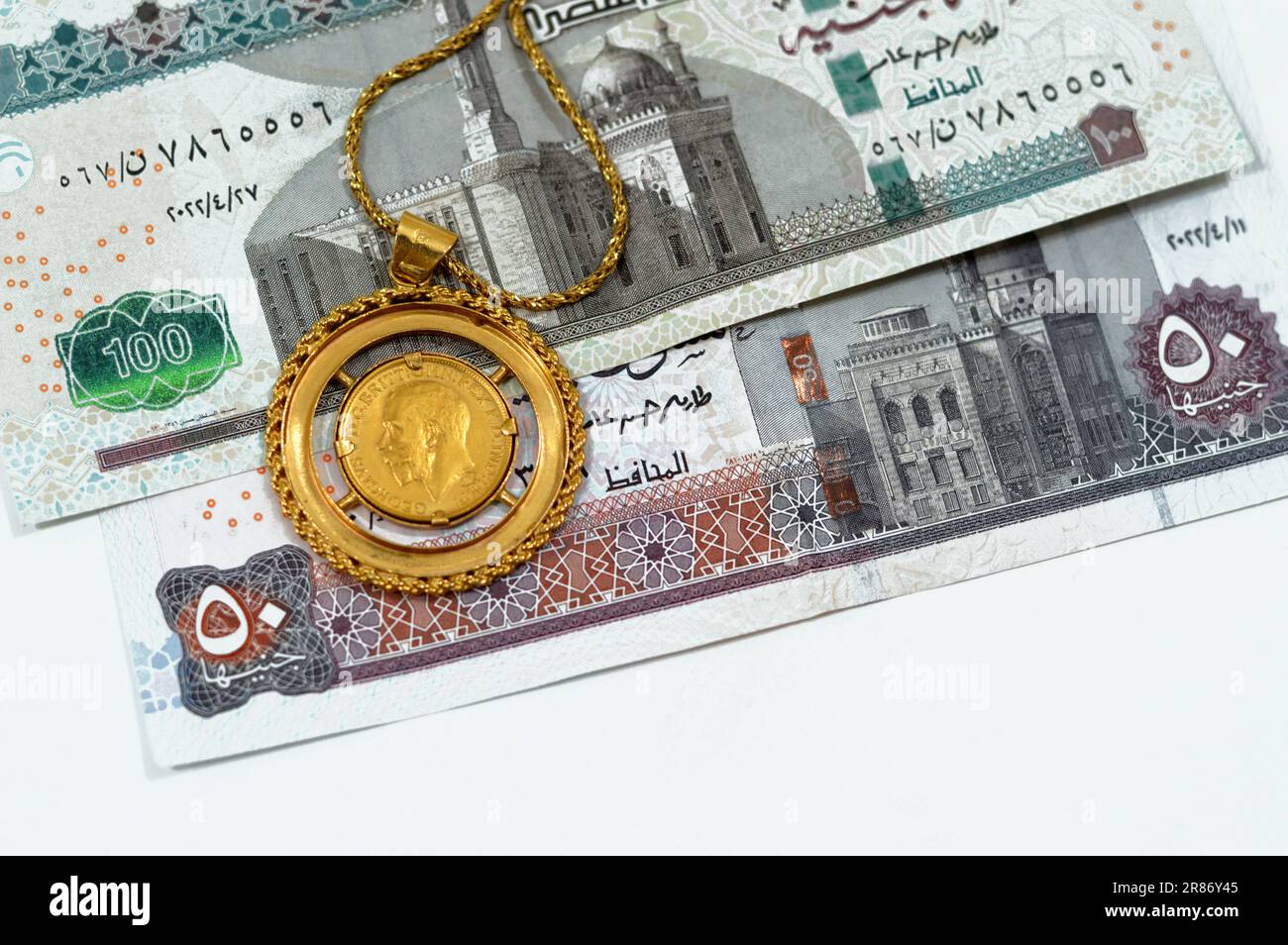 Bijoux ou bijoux sur EGP livres d'Égypte argent comptant billet, souverain britannique pièces de monnaie formes bullion pièces comprend George et dragon, Gold pric Banque D'Images
