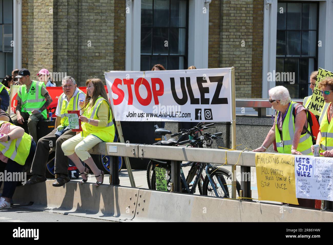Un panneau « STOP ULEZ » visible sur le London Bridge pendant la manifestation. Les militants protestent contre l'expansion de la zone à très faible émission à travers Londres. A partir du 29 août, les conducteurs de Bexley, Bromley, Harrow et Hillingdon devront payer £12,50 frais quotidiens si leurs véhicules ne répondent pas aux normes d'émissions requises.les militants protestent contre l'expansion de la zone à très faible émission à l'extérieur de Londres. À partir du 29 août, les conducteurs de Bexley, Bromley, Harrow et Hillingdon devront payer des frais quotidiens de £12,50 si leurs véhicules ne répondent pas aux normes d'émissions requises. (Photo de Steve Taylor Banque D'Images